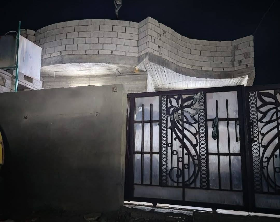 السلام عليكم
متاح بيت للبيع مع قطعة المساحة الكلية 250 مساحة البيت 160 والقطعة 90 البيت يتكون من  غرفتين نوم + صالة + استقبال + مطبخ بالإضافة الى مجمع صحيات داخل وخارج مع كراج السعر 73 وبي مجال الموقع الخالص حي الزهراء (حي شمر)
 للاستفسار اكثر الاتصال على الرقم ***********
