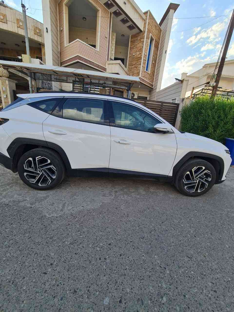 هيونداي توسان ٢٠٢٥ ماشي بس ٣الف جديده سياره 
بأسمي 
مواصفات تبريد مقاعد و تحكم كهربائي مرايات شفط 
صندوق كهربائي 
شاشه أندرويد اوتو وابل كار بلي.....
السعر ٢٢٠ وبيه مجال 
رقمي *********** موجود واتساب كركوك, العراق
