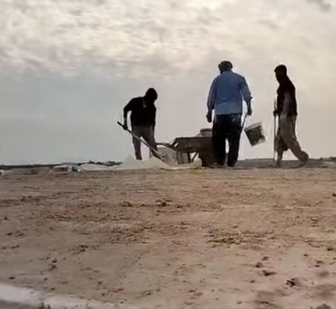 مقبل عليكم الشتاء
جاهزين صب الصطوح 

اتشربت الصطوح 

تكير الديار البيتونه 

لبخ لط البيت داير حبل حفاظآ قوت البناء حتى مايفطر 

مكاني نجف قضاء المشخاب. نطلع وين ماكان العمل 
***********
