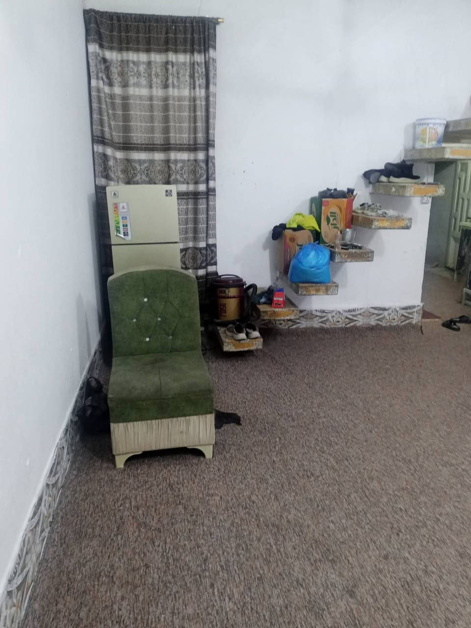 بيت بلبراكيه شارع المطار القديم مقابل مدرسه الجنائن الاهليه فرع المولده نضيف كلش وسعر مناسب البيت طابوك وكاشي اتصال *********** مساحه 100مواجهه6ونزال17البيت نضيف وحاليا فارغ سعره قفل 15 ويرهم اقصاد مقدمه 10ولشهر 500
