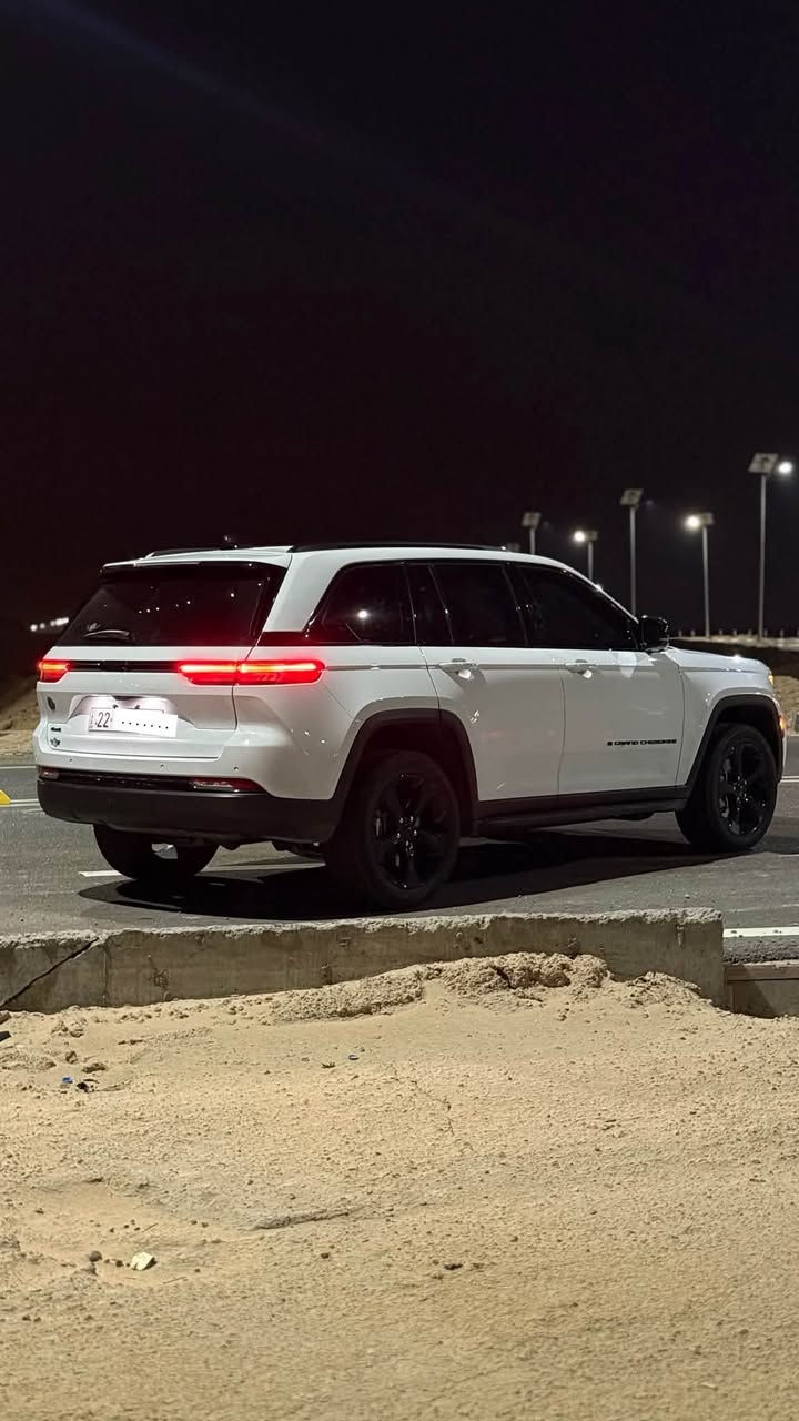 جيب ليمتد jeep limited
موديل ٢٠٢٤ 
وكاله هارلم خليجية
رقم اربيل 
كتاب تضليل 
ماشيه ٣٣ ميل 
المواصفات :
* رادار امامي مع مانع تصادم . 
* تحذير الخروج عن المسار . 
* تحذير النقطة عمياء  .
* نظام تحذير عند التقاطعات. 
* شاحن موبايل وايرلس. 
* ويل قياس 20 انج .
* فتحة سقف . 
* لوحة القيادة بقياس 12 أنچ. 
* كير شفتر بالستيرن . 
* كاميرا خلفية. 
*شاشة كبيرة 10.1 أنج
* المصابيح الأمامية زنون .
* كشافات الضباب زنون . 
* دخول ذكي. 
* تشغيل عن بعد .
* الصندوق الخلفيي كهربائي .
* فرش المقصورة الداخلية من الجلد والشاموا .
* مقعد السائق كهربائي .
* المقاعد الأمامية تدفئة .
* حساسات خلفية . 
* دوسات جانبية .
* مكيف خلفي . 
* تدفئة مقود القيادة . 
* مانع تصادم خلفي .
* بلوتوث تلفون . 
* محدد سرعة . 
* نظام التشغيل والإطفاء الاوتوماتيكي .

سياره كفاله عامه بيها ملاحظه بلجاملغ الخلفي فقط 
مكان السيارة كربلاء المقدسه 
السعر 355$وبيها مجال 
***********
***********
