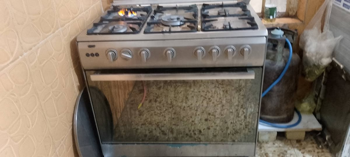 صوبة • ثلاجة • طباخ