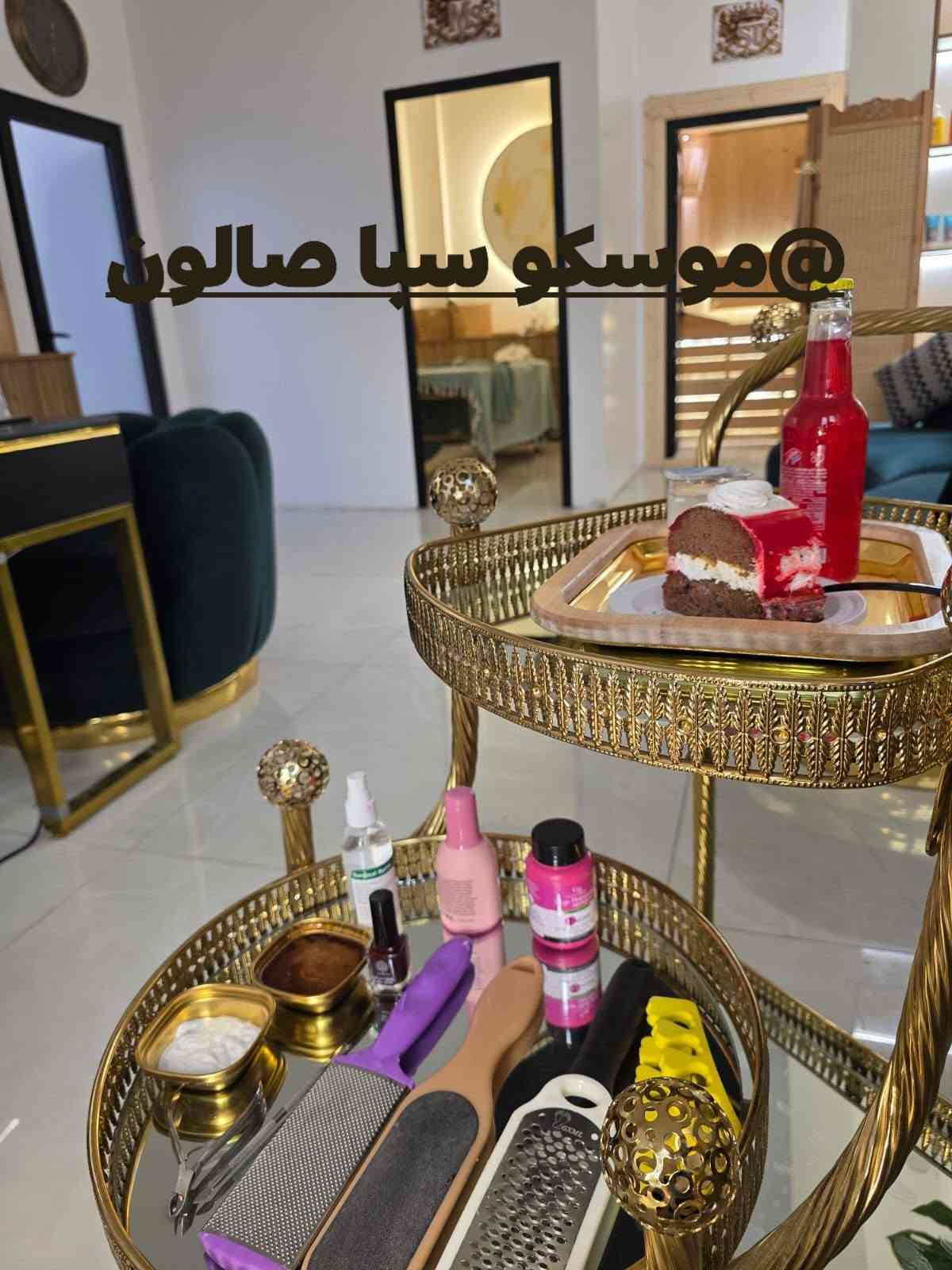 للفائده
مجمع الطبيب الجراح محمد الباقر 

اليوم اريد انقللكم تجربتي يم
الدكتورة حنين الصراف 
موسكو سبا صالون 
اول شي أبدأ الدكتور حنين الصراف وشغلها يجنن وايدها تنلف بحرير واسلوبها الراقي وموادها الاصليه من افضل وارقى الماركات وماحجيلكم عن عيادتها تجنن والنظافة والدزاين كل شي بيرفكت حرفيا

 @@موسكو سبا صالون اليجنن طبعا اني عندي اهم شي النظافه
مااحجيلكم عن الترتيب وجمال المكان والاسلوب الراقي لكل الموظفات من أصغر وحده لأكبر وحده 
كل شي احجي عنهم قليل بحقهم ربِ يبارك بيهم ويرزقهم أضعاف مضاعفة  يعني حرفيا كل شي سويت حقن وهايدروفيشيل ومعالج وشسوار لشعري وشيره  ومساج وحمام مغربي وبدكير ومنكير والحلو بي كل شي متواجد بمكان واحد ما يحتاج ترحين لغير مكان 
وهسه اتركم ويا جمال المركز

نص مكتوب في الصور:
- @موسکو سبا سالن
- @موسكو سبا صالون