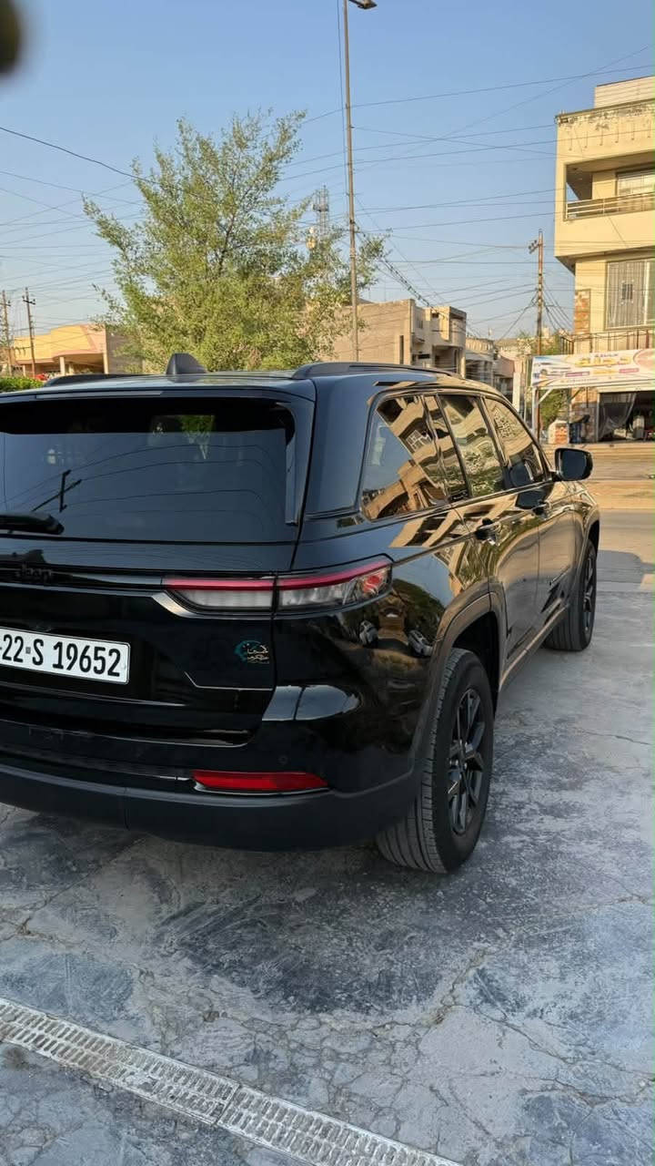 السلام عليكم سيارة جيب كرانـد شيروكي التيتيود  بلاك ادشن وارد امريكي حادث بالبنيد طخه بسيطه موديل 2024 محرك 3.6 لتر 6 سلندر  توو ويل اخت الزيرو ماشيه 14 الف ميل
المواصفات :
* رادار امامي مع مانع تصادم . 
* تحذير الخروج عن المسار . 
* تحذير النقطة عمياء  .
* نظام تحذير عند التقاطعات. 
* شاحن موبايل وايرلس. 
* ويل قياس 18انج .
* فتحة سقف . 
* لوحة القيادة بقياس 12 أنچ. 
* كير شفتر بالستيرن . 
* كاميرا خلفية. 
*شاشة كبيرة 
* المصابيح الأمامية زنون .. 
* دخول ذكي. 
* تشغيل عن بعد .
* الصندوق الخلفيي كهربائي .
* فرش المقصورة الداخلية من الجلد والشاموا .
* مقعد السائق كهربائي .
* المقاعد الأمامية تدفئة .
* حساسات خلفية . .
* مكيف خلفي . 
* تدفئة مقود القيادة . 
* مانع تصادم خلفي .
* بلوتوث تلفون . 
* محدد سرعة . 
* نظام التشغيل والإطفاء الاوتوماتيكي .
السعر 28500$
***********
