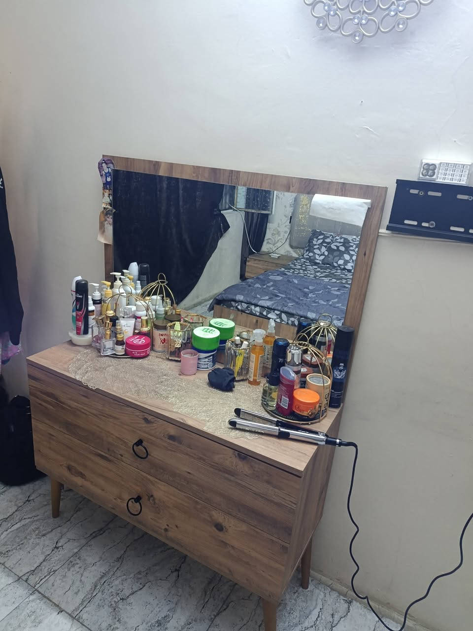 عندي غرفه نوم مصري ٥ قطع بدون ضرر مع دوشك هديه ب٣٥٠ وبيها مجال وتخم ٨ مقعد معمل الشمال مع تلبيسه جديده وكوشات ب٣٢٥ وطبله وسطيه ب٣٥ مكاني بغداد الوشاش متواجد واتس***********
