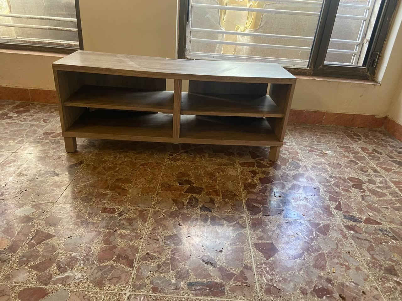 ادمن وافق فاترينا وميز بلازمه كلش نضيفات بدون ضرر سعرهم 200 ثريات عدد ثنين مابيهم ضرر سعرهم 250 العنوان بغداد البنوك شارع المحطة خاص او واتساب ***********ادمن وافق الي عنده اثاث مستخدم يدزه اليه خاص ابيعه بعموله بغداد فقط

نص مكتوب في الصور:
- منشور ام كرم لبيع الأثاث