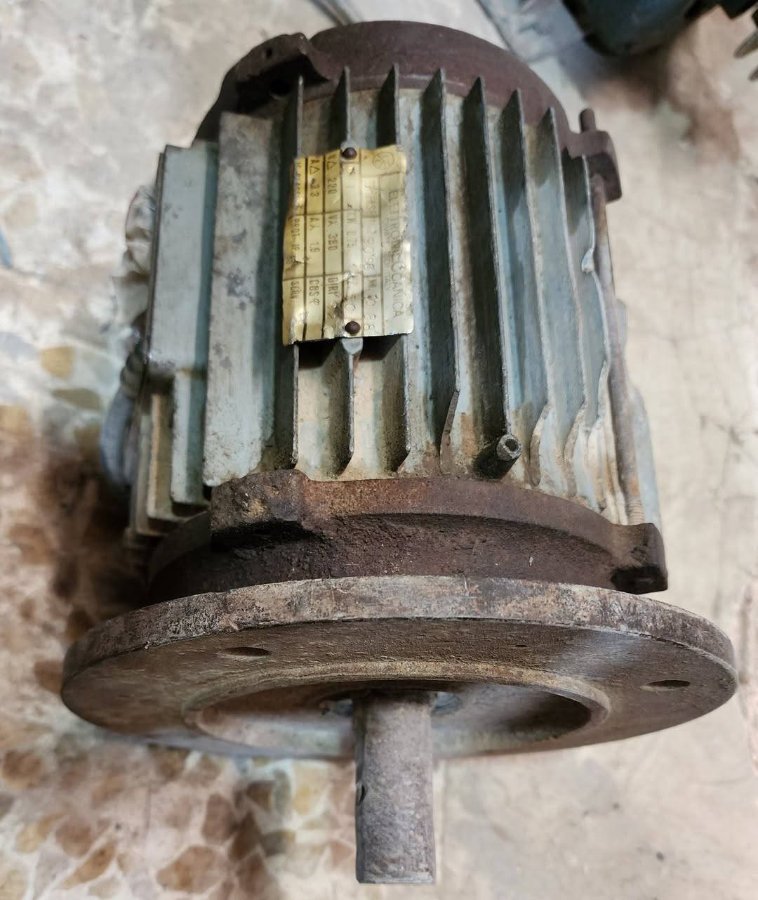 الماطور الازرق ثري فيز (ثلاثة اطوار) انكليزي مكتوب على اللوحة بالصورة 
نصف حصان عدد الدورات  ١٥٠٠ دورة بالدقيقة
الماطور الرصاصي ثري فيز الصنع إيطالي مكتوب باللوحة القدرة واحد حصان عدد الدورات  ٩٠٠ دورة بالدقيقة 
***********
