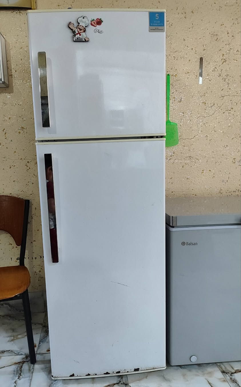 ثلاجات نظيفة جدا شرط الفحص 
كبيرة ١٦ قدم ٢٠٠ 
صغيرة ١٢ قدم ١٥٠ 
للتواصل ***********
