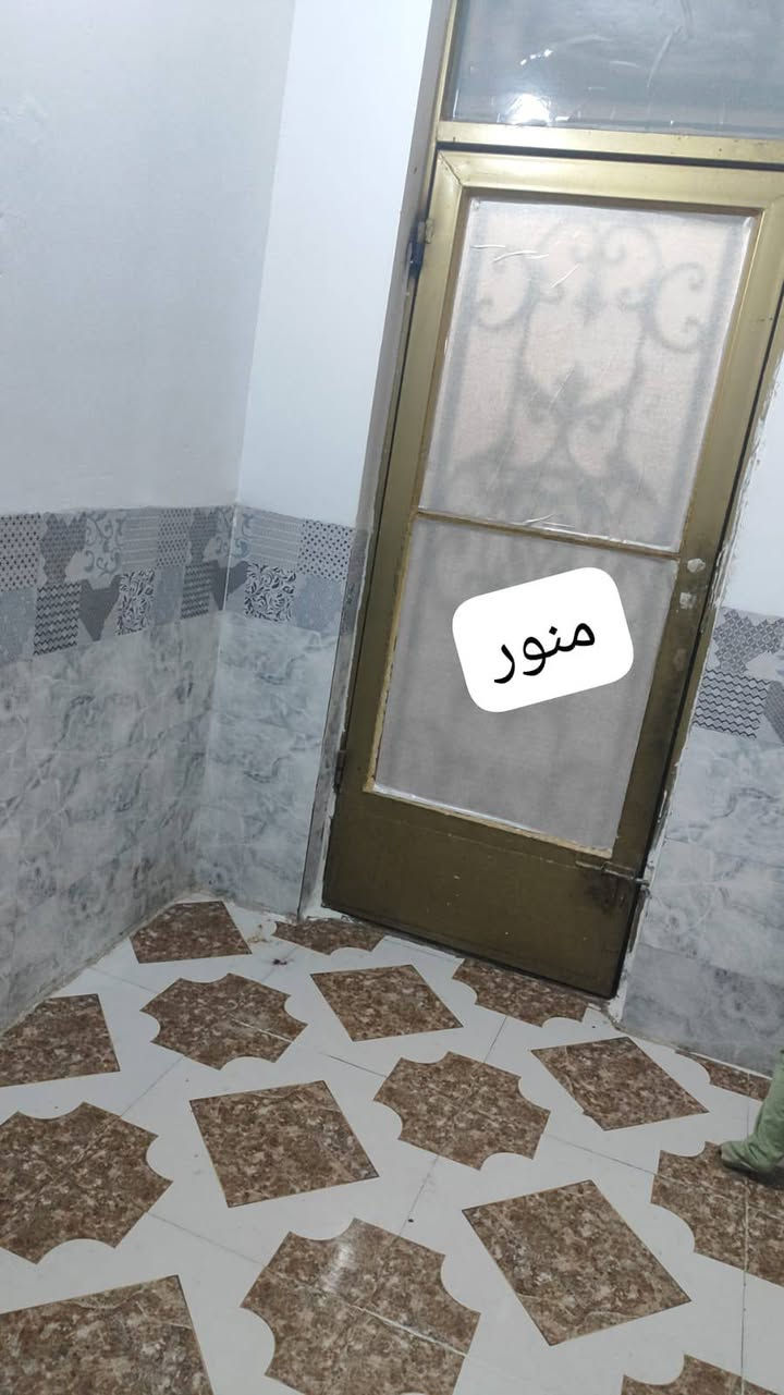 بيت ١٠٠ متر طابو صرف طابق ونص مطلوب إسكان ٨٤ مليون العنوان كربلاء حي الغدير شارع الجبور رقم صاحب البيت ***********

نص مكتوب في الصور:
- غرفه دخول المطبخ عاصاله
- منور
- حمام داخلي
- غرفه طابق ارضي الطول 5 العرض 4
- حمام خارجي