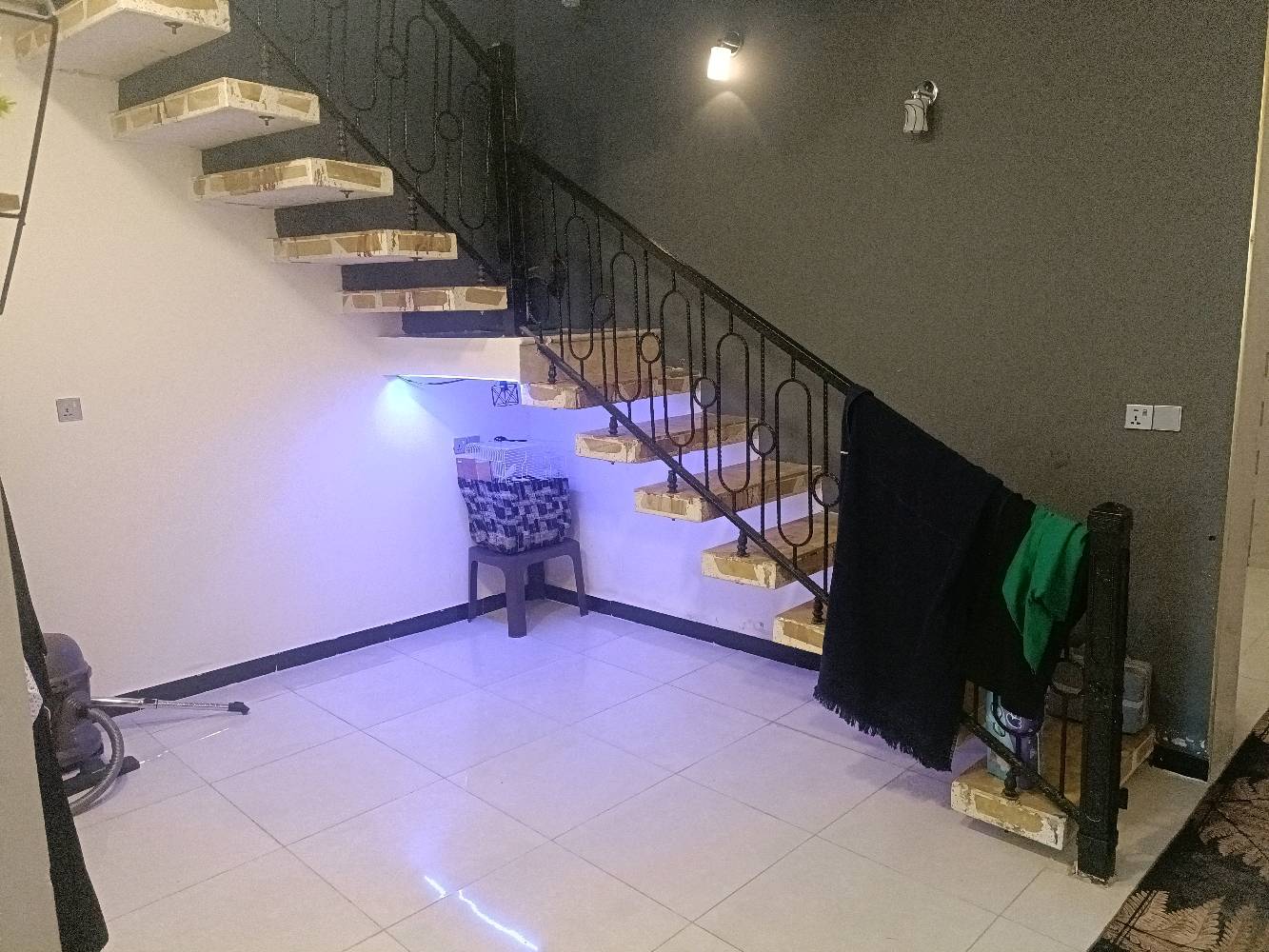 بيت ١٠٠ متر فول مواصفات طابقين نقص الغرفه الاخيره الفوك امسويهه سطح  كامرات وغاز دفن طابقين نقص الغرفه الاخيره الفوك بناء بدايه سنه   ٢٠٢٥ العنوان الزعفرانيه نهايت الاربع شوارع 
فرع المخبز المشتبى الفرع الرابع رقم الهاتف *********** السعر ١٣٠
شنو وضع الطابو بالضبط؟ صرف/مبدل/حر، وبي أي ملاحظات أو قابلية نقل مباشر؟: 
زراعي 
كم عدد الغرف والحمّامات بكل طابق، وشنو تفاصيل توزيع البيت من الداخل؟: 
ثلاثه 
البيت بأي جهة/زقاق بالزعفرانية بالضبط، وقريب من شنو معلم حتى يسهل الوصول؟: 
قرب مخبز المشتبى 
السعر ١٣٠ شنو عملته بالضبط: ألف دولار لو مليون دينار؟ وهل بيه مجال للتفاوض لو لا؟: 
١٣٠ مليون 
شنو الأشياء المشمولة بالبيع غير البناء، مثل المكيفات/المطبخ/الكاميرات/الأثاث، وهل أكو أي شغل بعده ناقص غير الغرفة الأخيرة؟: 
سخان تانكي عدد٢ 
