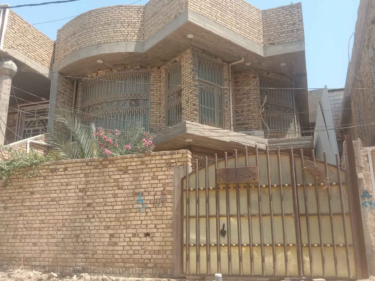 بيت للبيع 🏡❗ 
مساحته ٢٠٠م طابو صرف
الديوانية ـ التقية الثانية ـ قرب شارع عشرين

الطابق السفلي يحتوي على:
استقبال،صالة،مطبخ غرفة نوم، صحيات وحمام منعزلة

الطابق العلوي يحتوي على:
صالة،ثلاث غرف نوم، صحيات وحمام

يباع نقدًا ولا يباع بالاقساط

منطقة راقية كل الخدمات متوفرة

🔴يباع مع أكثر الأثاث🔴 

السعر ٢٨٠ مليون مع المجال

للاستفسار:
***********‪
