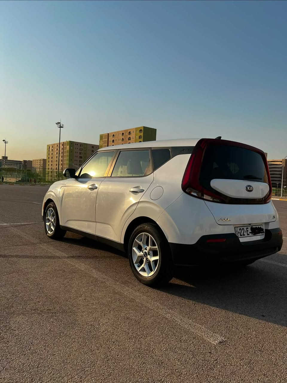 Kia Soul 2020 S 
امريكي مواصفات S
ماشية ١١١٠٠٠ كيلومتر 
المواصفات:
* محرك DOHC 2000
* تحكم استيرن 
* شاشة اصلية تدعم ابل كار بلي 
* تحديد مسار
*رادار امامي وخلفي
* شاشة اعطال
*مقاعد مخمل لون رصاصي
*توقف ذاتي
*حساسات
رقم اربيل تحويل او وكالة مضمونة
الحادث فقط بنيد بدون دواخل بدون ايرباك
بنيد تبديل مع الجامرلغ الايمن
مكان السيارة بغداد

السيارة جاهزة
للاستفسار الاتصال على
هـ : ***********
واتساب متوفر
