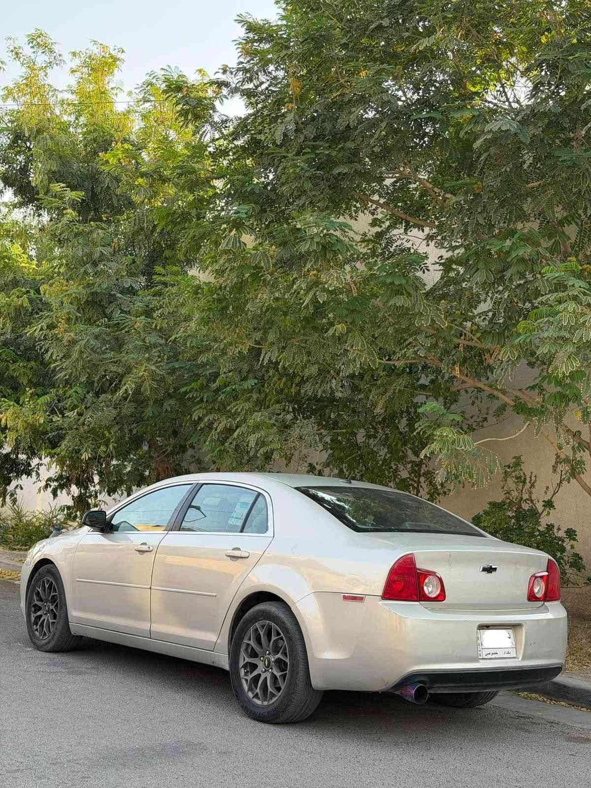 ماليبو 2011 لون ذهبي بغداد للبيع :
السعر 65 ورقه وبيها مجال 
محرك 4 سلندر 2500 المرغوب 
كير اوتو - صدر نضيفات 
تبريد شغال بارد 
ويل كب 17 
شاشه - كأمره خلفيه -كشن كهرباء 
مصبوغة عام للجمالية فقط بسبب الجراد 
البدي كلش حلو وصافي وبدون اي دواخل 
محركها بي  ( لاستيك ولف بيها ) 
والسيارة تشتغل وتمشي وكلش ناعمه 
مكاني بغداد المنصور للاستفسار: 
*********** بغداد, العراق
