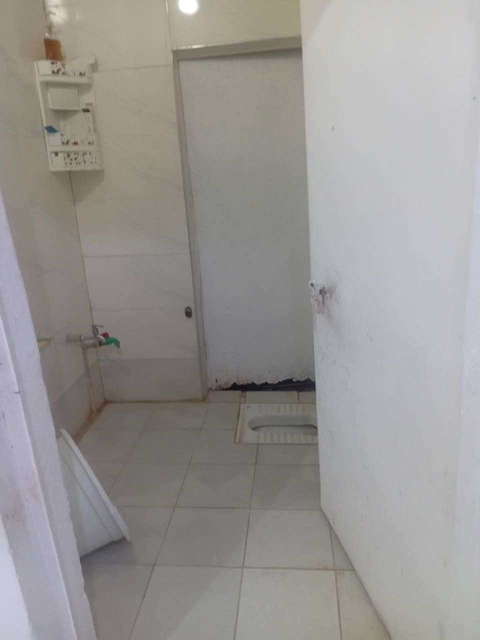 بيت تجاوز للبيع في مغربه على الشارع العام بنص الطابو بشارع جامع الاحرار يتكون من غرف عدد2مناورعدد2 صاله  مطبخ استقبال صحيات داخليه ساحه جبيره للسفسار اتصل ***********
