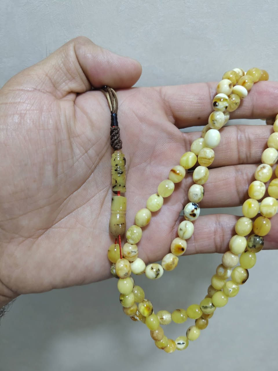 السلام عليكم متاح سبحة كهرب طبيعي واثر قدم على خرزها العدد الخرزات 86 او 87 اخواني كصتها بيض حمام ناعمة كمشتها بليد ناعمة ضايعة مو خرزها كبار وتنشز بليد كمشتها حلوة واهم شي امانة الله ورسولة قديمة مايقارب تسع سنوات عندي ملاحظة الشاهد مكسور وباقي على وضعة الطبيعي سعرها مناسب جداً للتواصل عبر واتساب /***********/
