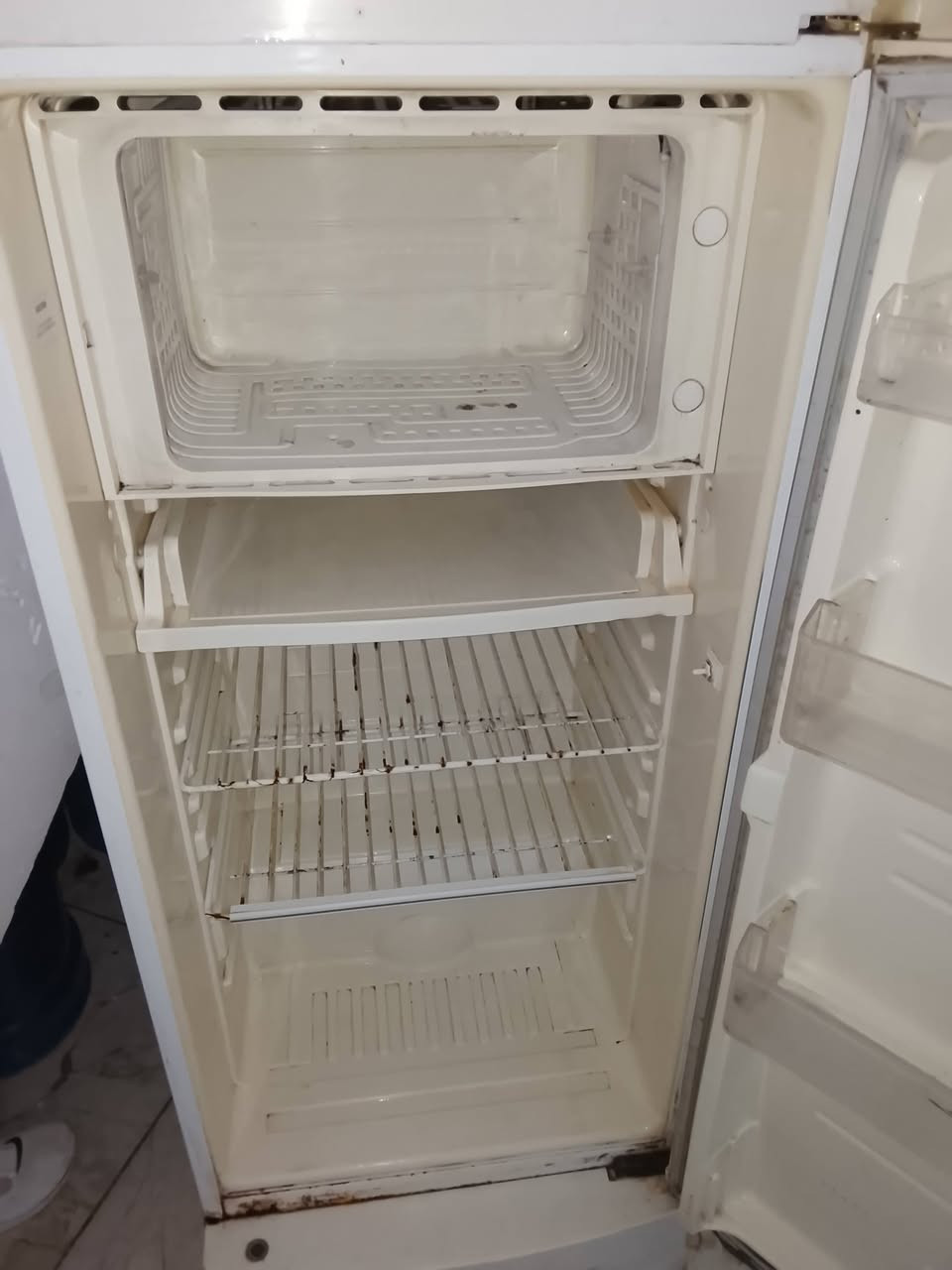 ثلاجه ومجمده شرط الشغل وبدون أي تصليح مال بيت للبيع 200  ابو دشير
***********
