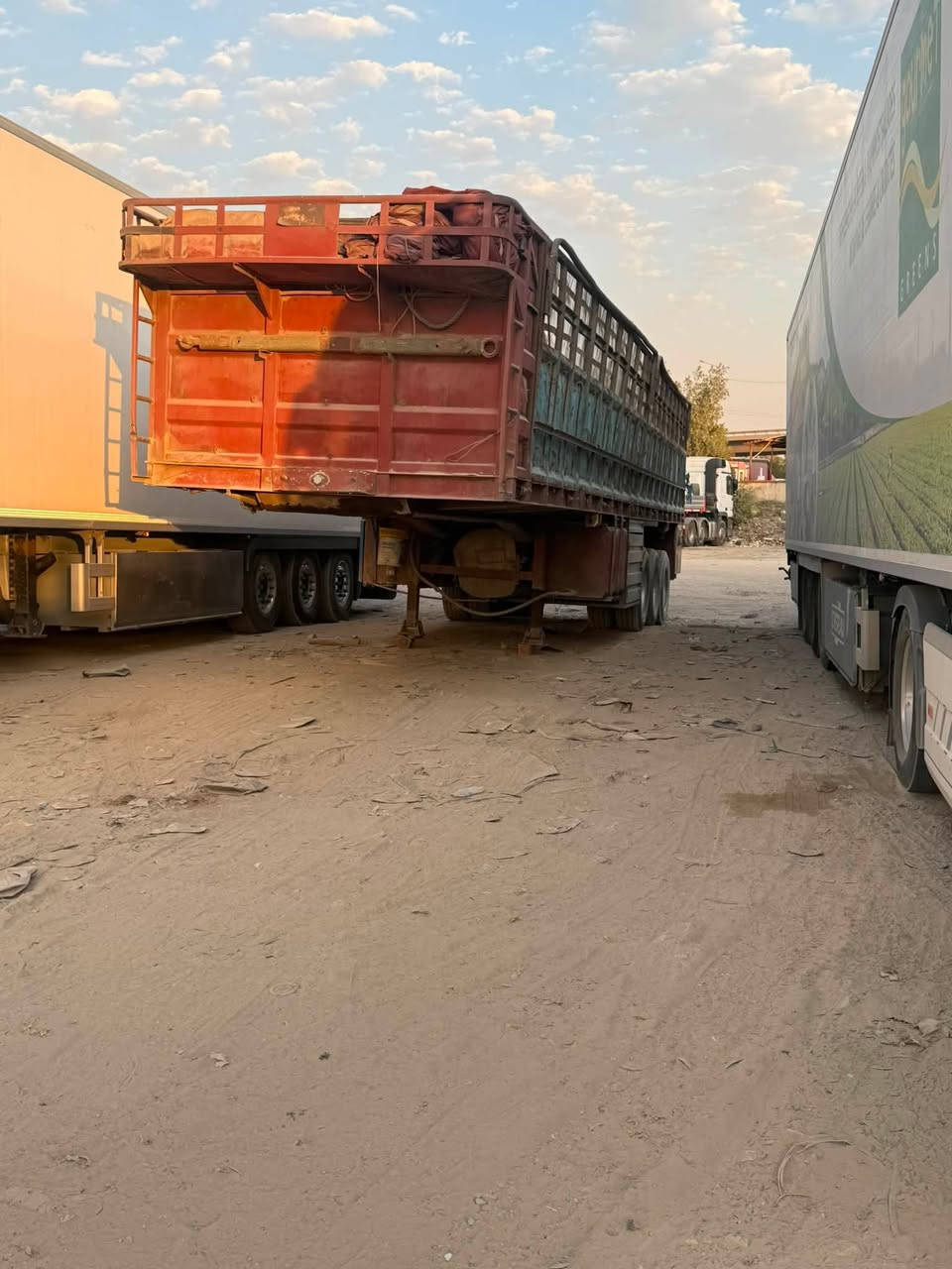 السلام عليكم 
عربانه حداديه
الطول ١٢ ونص 
شريط ٣ دناكير
تايرات نص عمر 
دناكير ثنين ١٣ واحد ١٤ صيني جديد 
شريط نضافه ٩٠ بل ١٠٠ 
مكاني بغداد الكاظميه. 
السعر 80$وبيهه مجال 
غير متواجد عل فيس 
***********
