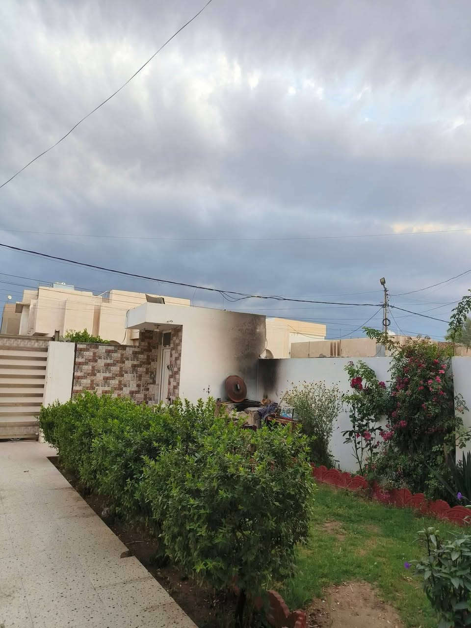 السلام عليكم بيت بناء قديم يعتبر قطعه طابو صرف  المساحه ١٨٦ متر طابقين غرفتين فوك غرفه جوه هول مطبخ البيت جان مساحته ٣٧٧ انقسم ٢ ورممته ورتبته بس الواجهه ماشتغلته 🙃 حديقه ٤ب٨ طرمه ١٠ ب٤ المكان الثيله الفرع الخلف مدينة العاب شارع ١٧ مباشرتا السعر ١٦٠ وبي مجال قليل ***********
