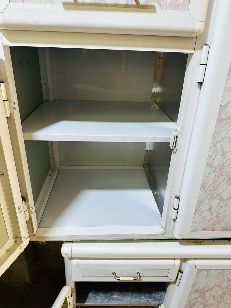 كاونتر مترين ويه سنك مترين حوضين شرط نضافه حطاطه تركي قديم پليت مليم شرط شغل منو يريد سعر دزلي رساله عل واتس ئاب او خبرني هاذا رقم ***********
