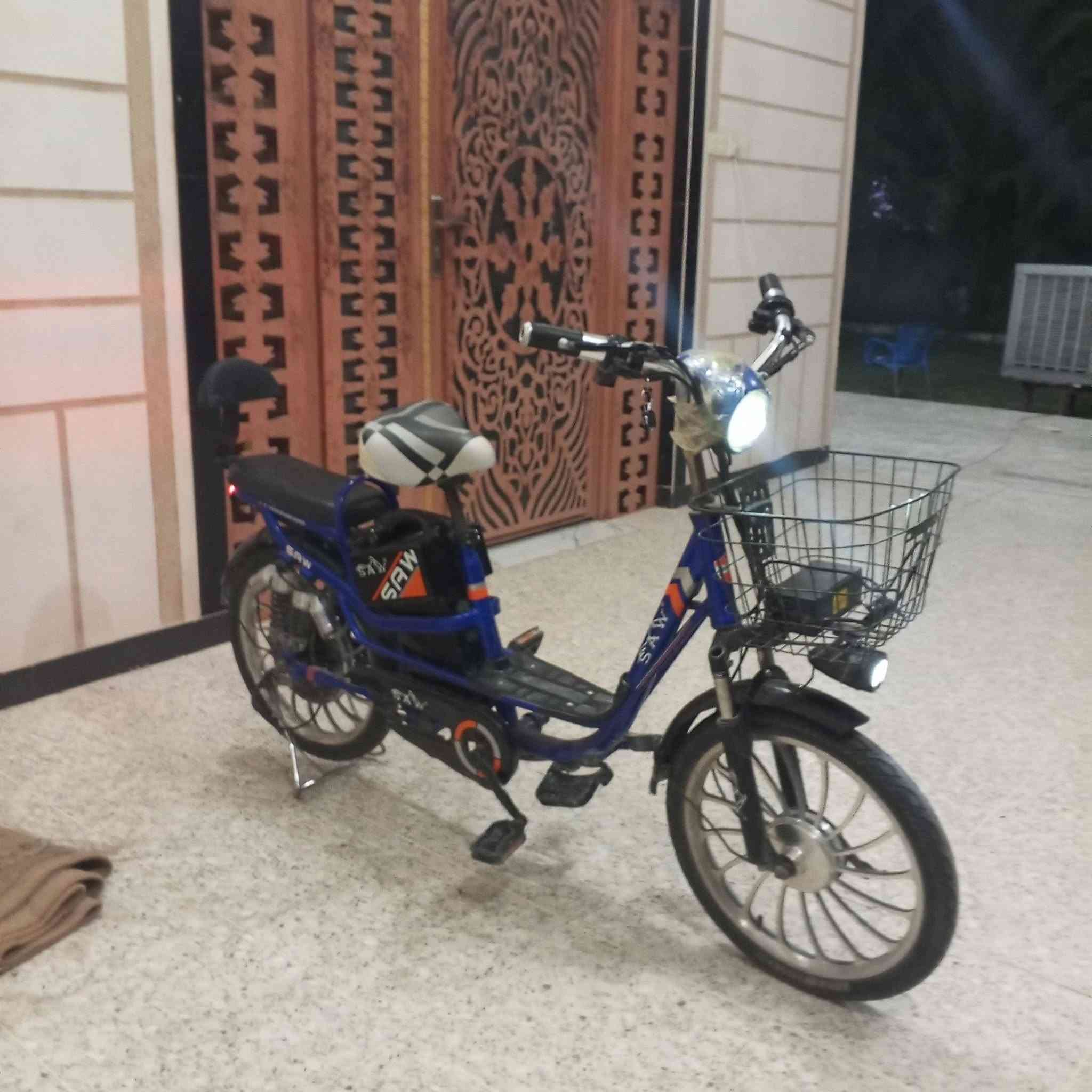 دراجه شحن للبيع نظيفة جاهزة فقط بطاريات ظعيفة وتوصيل على واتساب والاتصال على رقم الهاتف ***********
