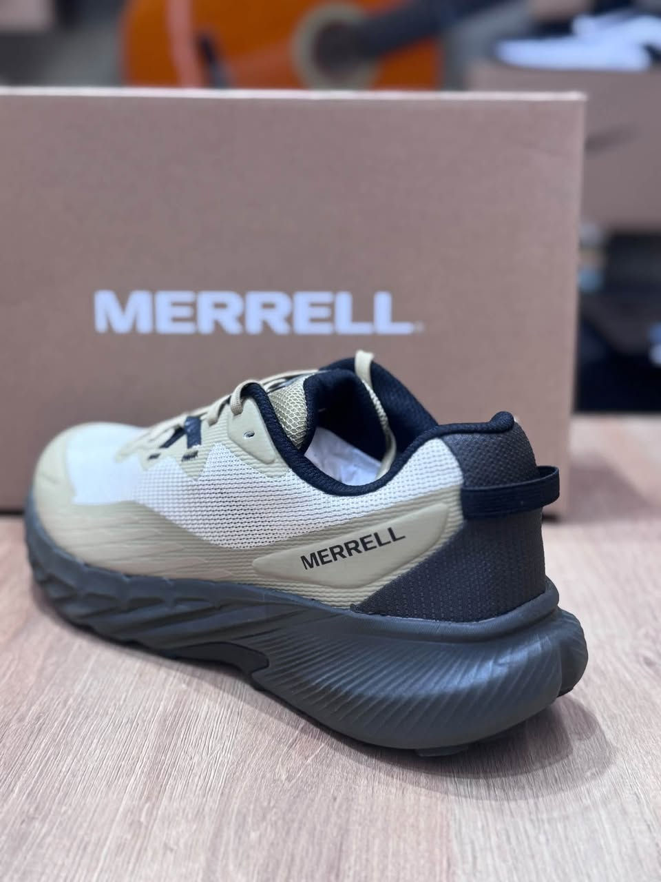 اصلي وكالة 👟 Merrell 
حذاء رياضي عملي وأنيق
تصميم عصري وخفيف، مناسب للاستخدام اليومي والمشي، مع نعل سميك يمنحك راحة وثبات أثناء الحركة.

✨ المميزات:
• تصميم رياضي عصري
• مريح للاستخدام اليومي والمشي
• نعل سميك وثبات جيد
• خامة علوية جيدة التهوية

للطلب واللستفسار واتساب ***********

📏 القياس المتوفر: 43 – 44
