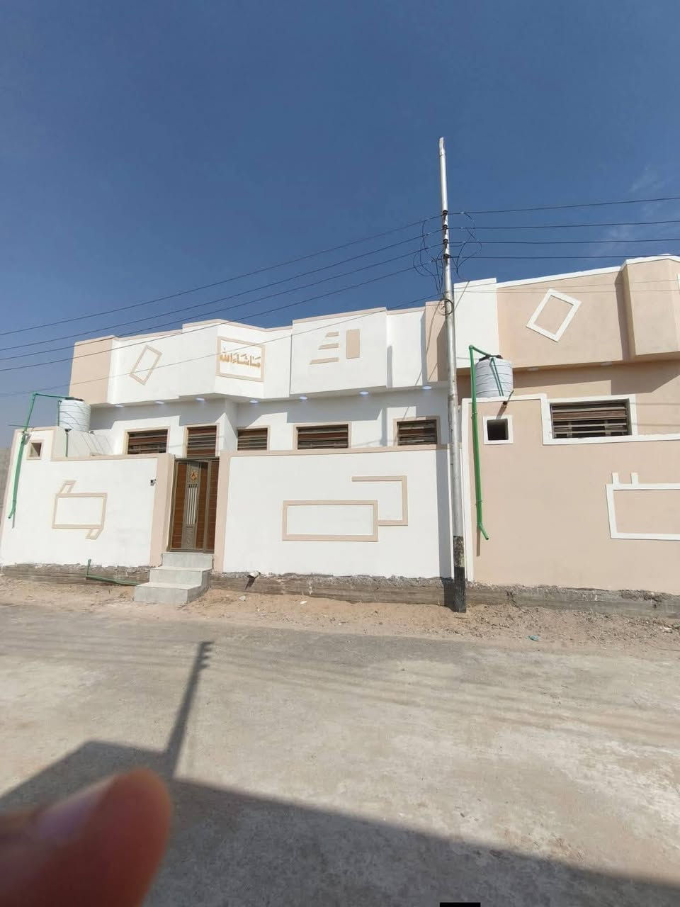 اسعد الله اوقاتكم بكل خير 🔷 احبتي 3دور سكان البيع كل بيت 150,متر نفس الخارطه والترتيب 
ما شاء الله البيوت تحفه موقع مميز البصره ابو الخصيب حمدان غريبات علا السايدين الفوك 700متر كل بيت يحتوي علئ
2غرف منام
صاله
مطبخ
ديوان 
صحيات داخلي وخارجي ◼️ 
وطارمه🛑
نوع العقار طابو زراعي عراقي سند 25 وسعر البيت الواحد 88اوبي مجال 💸 الستفسار والنتصال علئ ◼️ ***********

