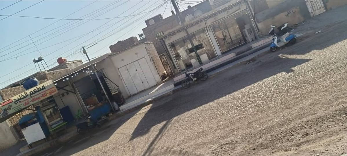 بيت للبيع في حي الحسن العسكري على شارع 20 شارع تجاري مقابيلك فرن ومطعم  للاستفسار ***********
البيت طابو صرف

المساحة 200م

بيت نضيف كامل 

بناء 2019 مسلح 

الواجه 10 نزال 20
