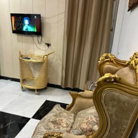 للئيجار شقة مفروشة بليرموك خلف اربع شوارع تحتوي على غرفتين وصاله ومطبخ...