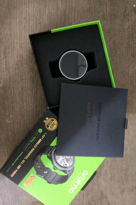 اسم الساعة: Oraimo Watch 5R (موديل OSW-820).
نوع الشاشة: شاشة AMOLED دائرية مقاس 1.43 بوصة.
عمر البطارية: يصل إلى 10 أيام من الاستخدام.
المميزات الأساسية: تدعم الاتصال اللاسلكي عالي الدقة (Wireless HD Calling)، مقاومة للماء بمعيار IP68، وتحتوي على أكثر من 100 نمط رياضي ومراقبة الصحة على مدار 24 ساعة.
الحالة: مستعملة ليوم واحد فقط، وبحالة الوكالة تمامًا مع الكرتونة وكافة الملحقات الأصلية.