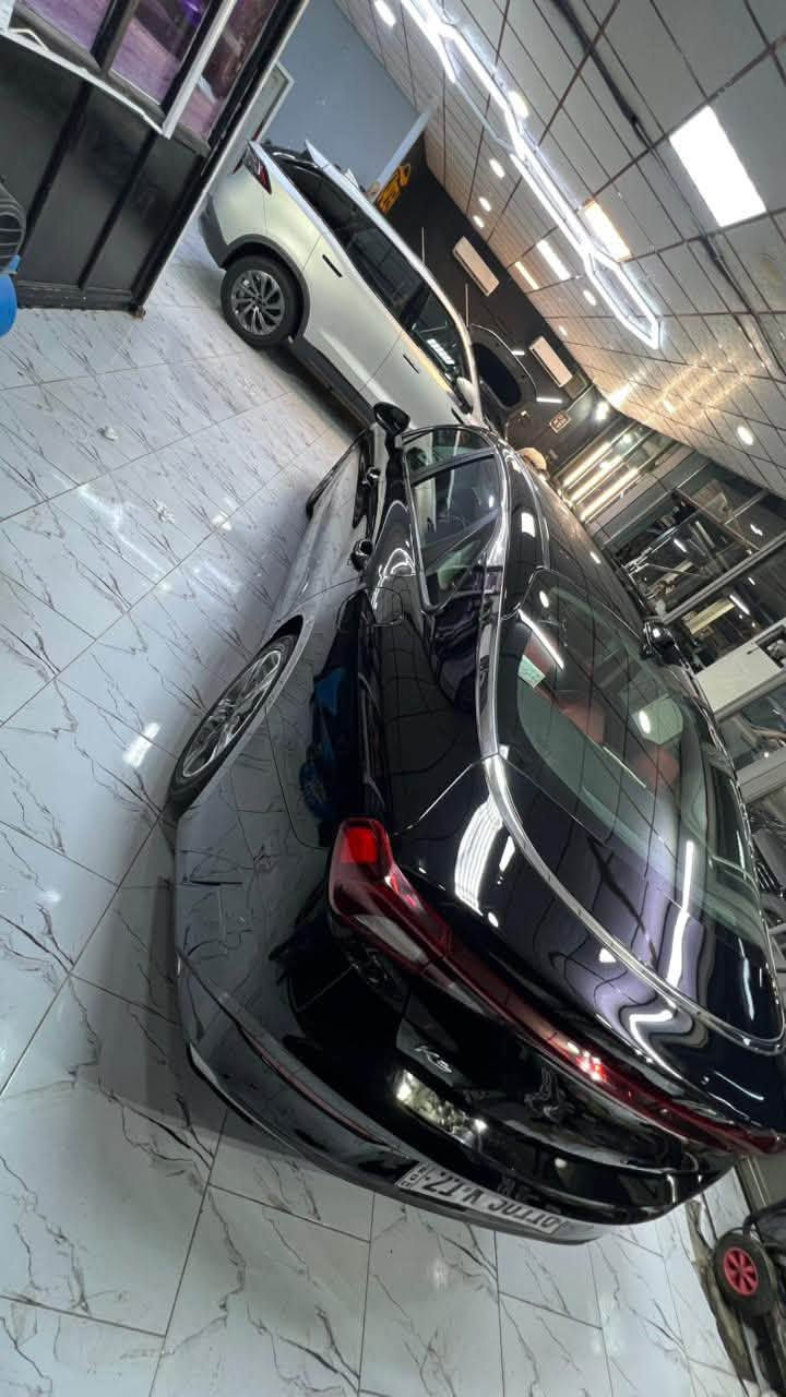 Kia K5 2022 1600 تيربو 
عدد الكيلومترات ١١٤ كيلو
- المحرك: 1.6 لتر، 4 أسطوانات، تيربو 
- ناقل الحركة: أوتوماتيك من 8 سرعات (8-Speed Automatic) .
- نظام الدفع: دفع أمامي (FWD) 
- سعة خزان الوقود تصل الى ٦٨٠-٧٠٠ كم 
- سعة التخزين: شنطة خلفية (Trunk) بحجم 16 قدم مكعب .
- شاشة نظام معلومات ترفيهي بحجم 10.25 إنش (قياسية في GT-Line) .
- الاتصال: Apple CarPlay و Android Auto (لاسلكي و سلكي)، بلوتوث، راديو HD و Satellite .
- نظام الصوت: 6 سماعات .
- المقاعد: جلد احمر 
- ميزة التحكم بالمناخ أوتوماتيكيًا مع ميزة التأقلم مع المكالمات 
- رادار امامي
- رادار خلفي
- رادار جانبي
- حساس اطارات
- تحذير مغادرة المسار (Lane Keeping Assist) .
- تجنب التصادم الأمامي (Forward Collision-Avoidance Assist) .
- تنبيه النقطة العمياء (Blind-Spot Collision Warning) .
- تنبيه المرور الخلفي (Rear Cross-Traffic Collision-Avoidance Assist) .
- كاميرا خلفية دوارة بلادية
- مثبت سرعة ذكي مع التوقف والانطلاق (Smart Cruise Control w/ Stop & Go) .
- مساعد القيادة على الطرق السريعة (Highway Driving Assist) .
- مثبت سرعة ملاحي للتكيف مع المنحنيات (Navigation-based Smart Cruise Control-Curve) .
- إضاءة خارجية: مصابيح أمامية بروجيكتر بتقنية LED .
- تبريد تدفئة شغالات ١٠٠٪؜
- سايد بريك بصمة

الضرر بنيد بدون شواصي مصبوغ ومرجع ع البارد نفسه البلادي 
المكينة من امريكا معدلين السنتر 
بيها رصعات شوف العين 
طخم تايرات تايلندي درجة اولى 
تبريد ثلج 

السعر ١٥٥$

*********** 
البصرة - الجبيلة
