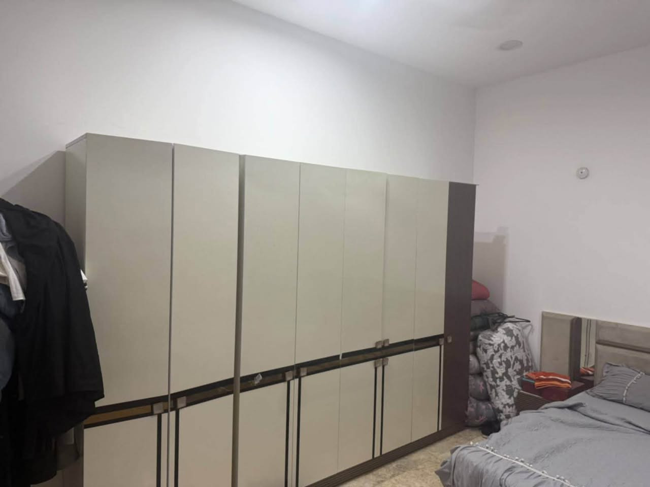 مراحب غرفه تركيه اصليه وتكمه معروضه للبيع نظيفه جدا مكانها بغداد الشعب ب٦٥٠ الف وبيها مجال بسيط حك الجيه اني مشتريها بمليون و١٠٠ الف للتواصل 
***********
