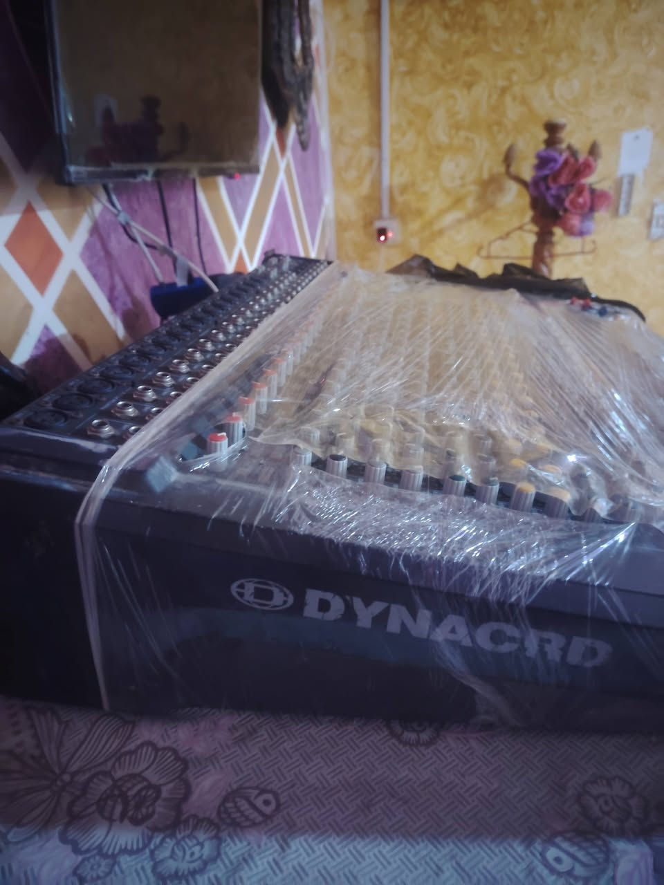 🎛️ *للبيع باور ميكسر احترافي DYNACORD PowerMate 1600-3 Gen 3*
الجهاز غني عن التعريف، مال هيئات ومواكب و حفلات وجوامع وقاعات.

*المواصفات:*
✅ 16 قناة
✅ باور مدمج 2x1000 واط حقيقي يهز القاعة
✅ USB لتسجيل وتشغيل الصوت مباشرة
✅ MIDI IN/OUT
✅ تغذية عالمية 100-240V
✅ مؤثرات صوتية داخلية

*الحالة:*
مستخدم بنظافة 90% - شغال شرط الفحص، كل القنوات والفيادر شغالة 100%

*معلومات الجهاز:*
S/N: 025898781816023065
Mat: F01U131114

*المكان:* البصرة
*السعر:* ٧٥٠ الف 

للتواصل والحجز واتساب أو اتصال:
📞 *************

#باور_ميكسر #DYNACORD #صوتيات #اجهزة_صوت #البصرة #للبيع #PowerMate

--

نص مكتوب في الصور:
- DYNACORD PowerMate 1600-3 Gen 3 - 16 باورمكسر احترافي واط و2x1000 مستخدم بنظافة 90% المواصفات الرئيسية - 16 قناة - 2x1000 واط خرج طاقة - تسجيل وتشغيل صوتي عبر USB - USB - مدخل ومخرج MIDI - MIDI IN/OUT - تغذية عالمية فولت UNIV 100-240V S/N: 025898781816023065 Mat: F01U131114 للتواصل والحجز *********** متاح الآن - تواصل عبر واتساب متاح الآن في البصرة - مستخدم بنظافة 90% - جودة احترافية - تصميم متين - أداء موثوق 1945 احترافية الصوت منذ 1945 • DYNACORD
