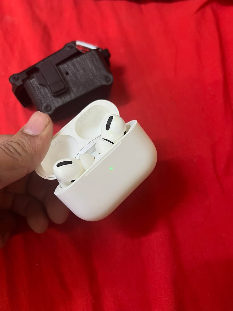 🎧 AirPods Pro 2 أصلية للبيع
السماعة أصلية 100% وموجودة ويا علبتها، وتشتغل بصورة طبيعية من ناحية الصوت والاتصال والتشغيل ✅

🔹 السماعة نظيفة وحالتها مرتبة
🔹 الصوت واضح
🔹 العزل والشفافية يشتغلن
🔸 ملاحظة: أكو وشوشة خفيفة جدًا تظهر عند تشغيل عزل الضوضاء أو الشفافية، ومن تطفي هذي الخيارات تختفي الوشوشة.

💰 السعر: 120,000 دينار
بيه مجال بسيط كلش

