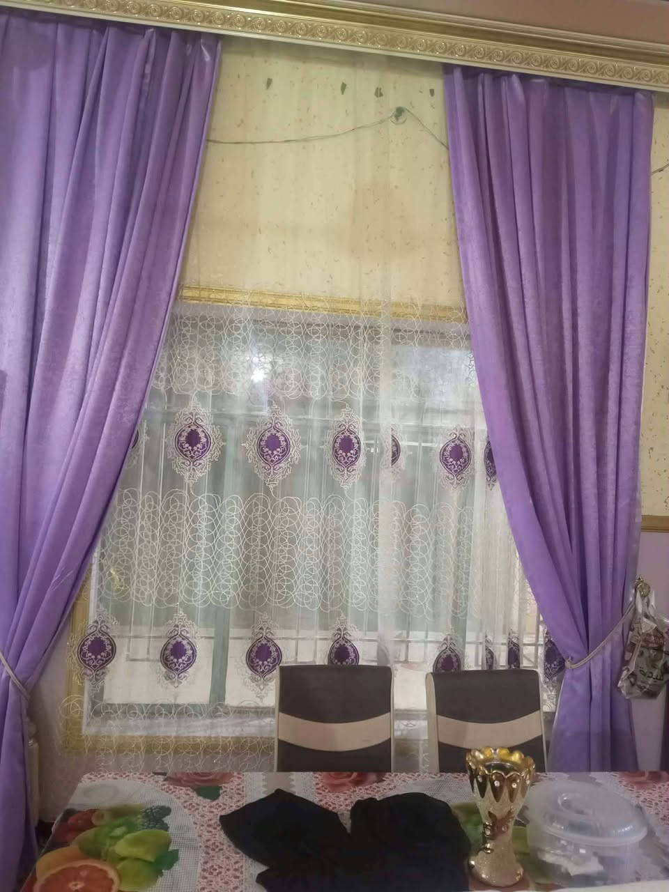 غرفة خشب • زولية ٤ب٤ • ستائر فيروزية