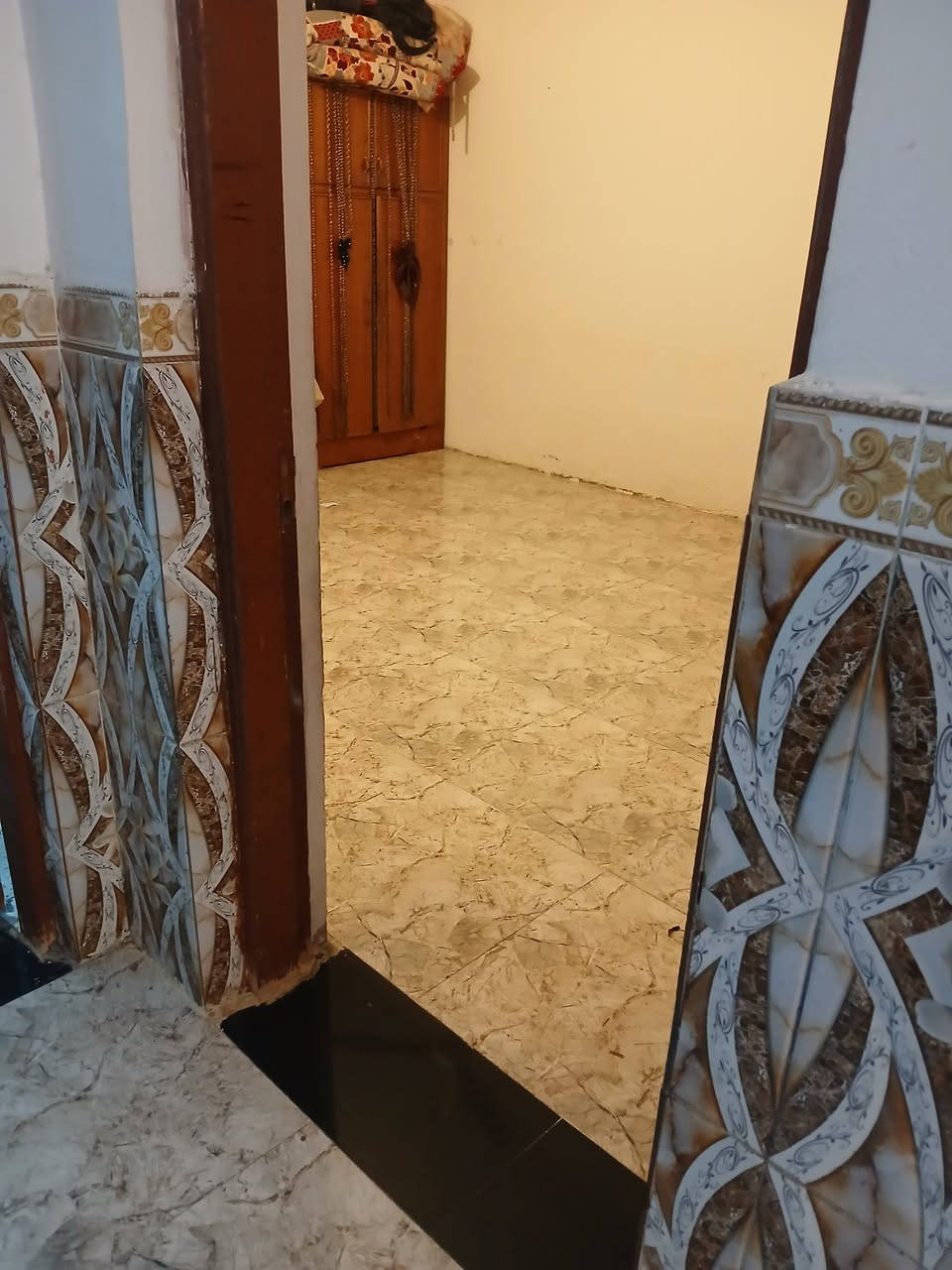 السلام عليكم
دار للبيع 

طابو صرف

طابق واحد

المساحة 200 متر

الواجهه 8 متر

النزال 25 متر

يحتوي على غرفتين وصالة ومطبخ وإستقبال. مع صحيات داخلية وخارجية. 

الموقع المزرعة /المحوري مقابل مشروع الماء(الزملة). 

قريب على شارع بغداد. 

يحتوي على كافة الخدمات.

للاستفسار الاتصال على الرقم

***********
