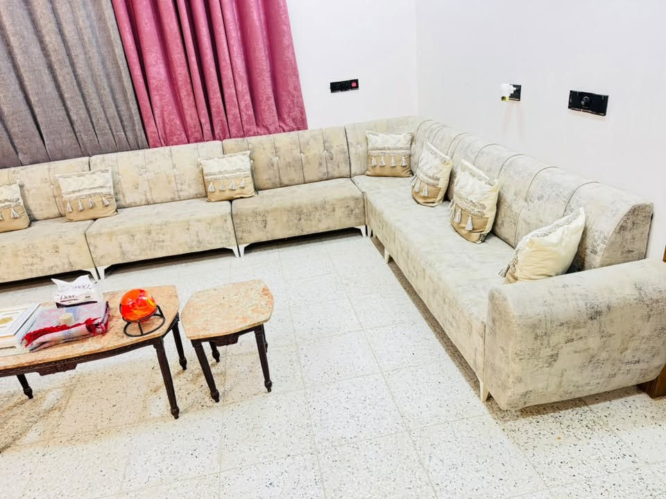 ديوان ١٢ مقعد • ٦ قطع • مستخدم قليل