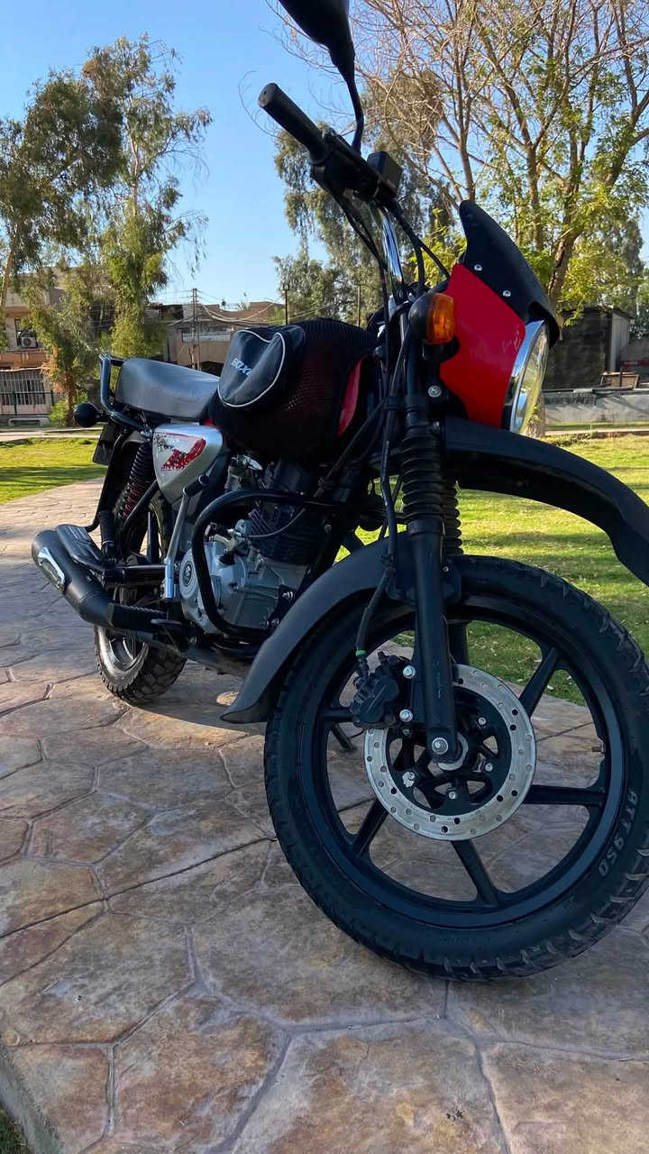 🏍️ للبيع بوكسر موديل 23 جبلي 🏍️
دراجة نظيفة جدًا وبحالة ممتازة، استخدام شخصي ومحافظ عليها بشكل واضح ، رقم بغداد بأسمي تحويل ثاني يوم 

🔹 الموديل: Boxer Sport 2023
🔹 الممشى: 23,000 كم
🔹 المحرك: لم يُفتح نهائيًا
🔹 الحالة: نظيفة جدًا ومعتنى بيها
🔹 الاستخدام: شخصي، ما مشتغلة دليفري
🔹 الدراجة أخت الزيرو، وما تحتاج صرف أو شغل.

اللي يعرف بالبوكسَر يعرف قيمة الدراجة النظيفة، وهذه الدراجة استخدام شخصي ومحافظ عليها.

📍 المعاينة والفحص للجادين
💰 السعر: [2،500،000 دينار ]
📞 للتواصل: [***********]

البيع للجادين فقط، وأهلاً بالفحص.

