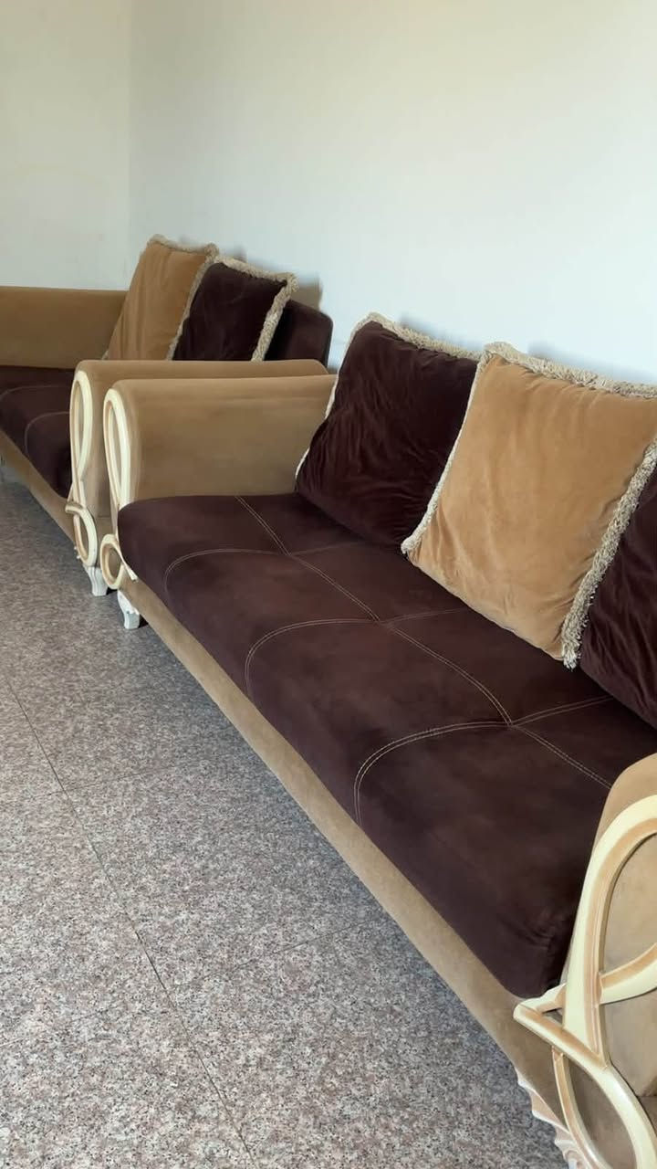 مكيف جنرال امريكي GE اشتريته 700 مشتغل موسم واحد جديد سعره 500تخم تركي اصلي 6 مقاعد قنفة ثلاثية وقنفة ثنائية وكرسي واحد نظيف كلش سعر التخم 250 قفل وثلاجة كونكورد شغلة وتجميده كلش قوي ونظيفة ومابيه اي ضرر بيه بس هذا زنجار شوية سعره 250 قفل مكاني العبيدي شارع 20
***********
