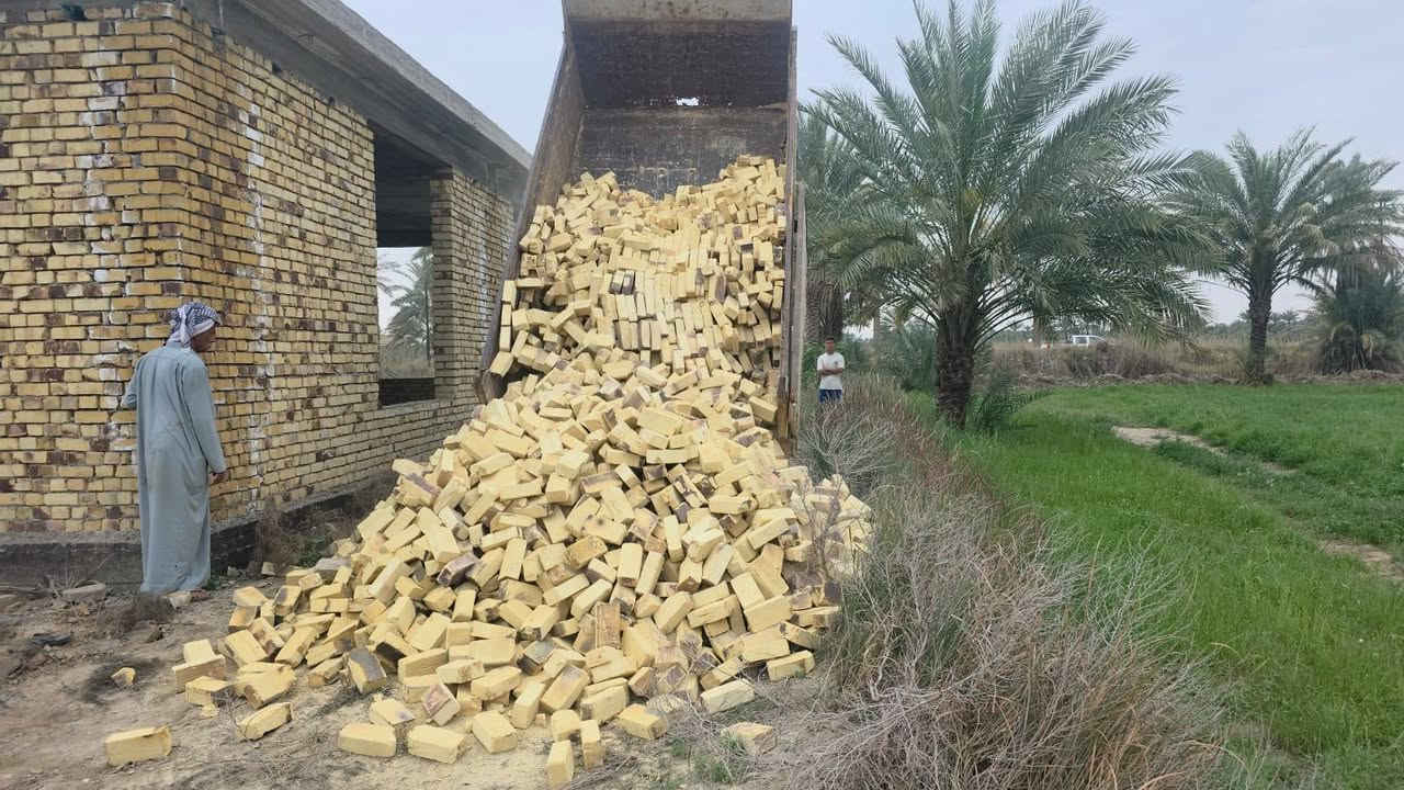 يالله السلام عليكم 
تجهيز اجود انواع طابوق العادي
وطابوق جمهوري درجه اولى 
العدد مضبوط امانه الله ورسوله مع الزياده 
طابوك الشوملي شرط لون وقوه وقالب 
للتواصل ع الرقم يوجد واتساب 
*********** احمد
