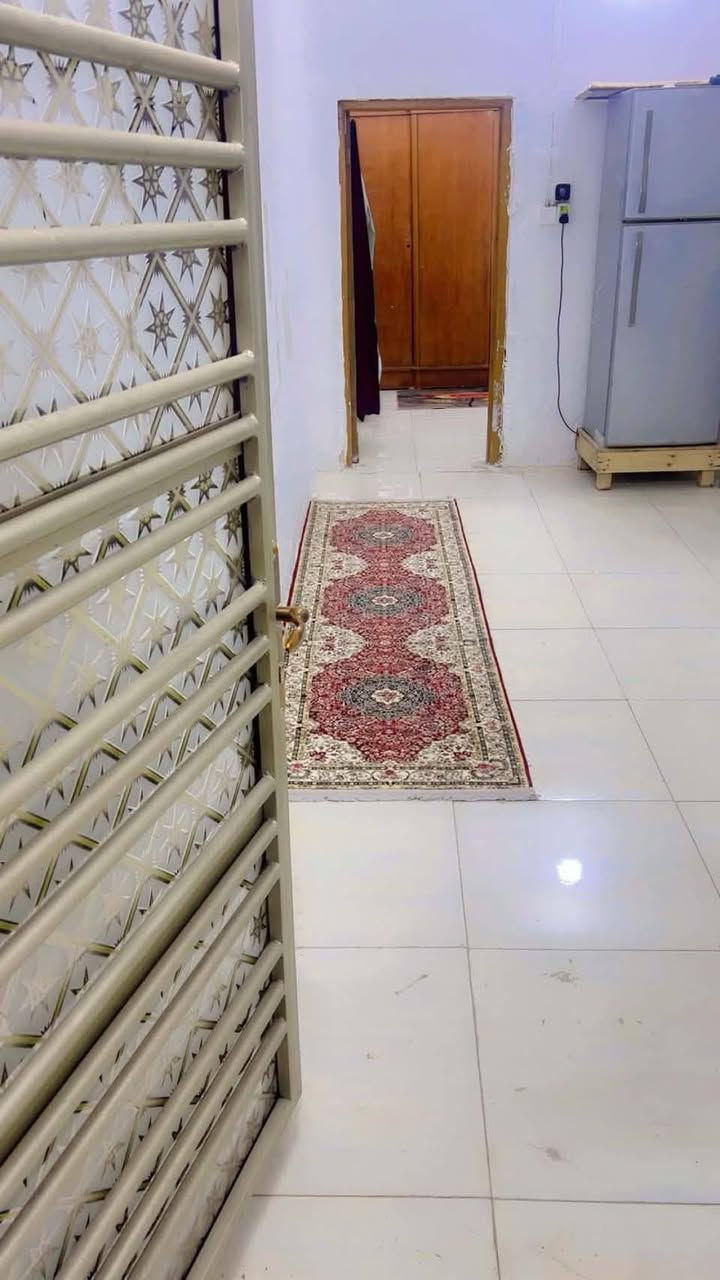 السلام عليكم بيت للايجارالحولي شارع حسن شحاته  56متر غرفه  وصاله ومطبخ وصحيات وسطح 200الشهر يشمل مي وكهرباء للاستفسار *********** صاحب البيت مو دلال
