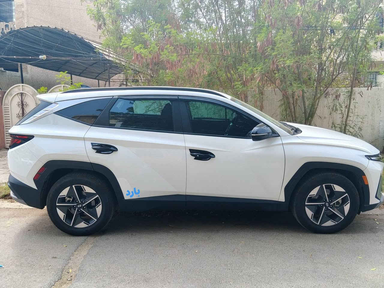 السلام عليكم 
Hyundai tucson 2025 SEL 
هونداي توكسان 2025 لون ابيض 

الضرر موضح بالصورة بچم كبس + مكانين بارد صغار 
المسافة المقطوعة :-- 9000 كيلو فقط 
المواصفات /## محرك 2500 4 سلندر 
1_لايت زينون بلادي عالي ناصي 
2_ صندوق كهرباء 
3_ رادار امامي + جوانب 
4_مانع اصتدام 
4_ اوتو هولد 
6_ نظام منحدرات
7_نظام اطفاء للمحرك بالازدحام 
8 كامرة دوارة + فول تحكم ستيرن + تحديد مسار + كروس + دشبول شاشة متصل + شاحن وايرليس + منافذ شحن سريع للهواتف + كشن كهرباء + تدفئة ستيرن 
9_ تشغيل عن بعد + تبريد قطعتين + تبريد منفصل 
10 _ بصمة تشغيل ودخول ذكي ترحيب باليدات اضوية 
جميع الايرباكات سليمة 
السيارة جبتها ماشيه 3 الف فقط على ايدي ارقة الدهن وبانزين محسن ما ناقصها اي شي 
للبيع او مراوس بأقل محتاج فرق 
مرقم شهداء بأسمي بغداد السعر (190) 
وكالة للمشتري تحويل اقل سنة ونص وتعهد للتحويل شرط( ‏‪( ***********‬‏ للاتصال + واتساب 
ملاحضة / كلشي ذاكرلك بالمنشور من سعر ومواصفات وضرر كلشي واضح الشراي يجي ويشوف وشكرا
