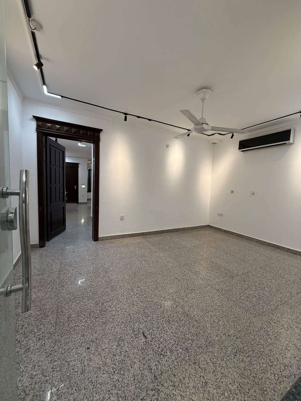 🔱 دار حديث لـلايـجـار في عرصات الهنديه  🔱

♦️ الـمــســاحــه :  180 مــتــر 

✨ للشركات  -  مكاتب تجاريه

🛑 يـحـتـوي الـدار عـلــى  : 

-  كراج  يتسع ل3 سيارات 

- صاله و غرف النوم عدد 4 وحمامات عدد 6 

- مطبخ حار ومطبخ بارد مجهز بسبالت

- بـدل الايـجـار سـنـوي حـصـراً عـنـد الاتـصـال 

#المهندس_عمر_الزيدي  ☎️

***********   -    ***********

- نـسـتـقـبـل كـافـه العروض التجاريه والسكنية في الكراده والجادريه والعرصات الهندية 
#ايجار
#كراده
#شركات
#منازل

- عنوان الشركة دار السلطان في العرصات الهندية مجاور فندق بلوم
