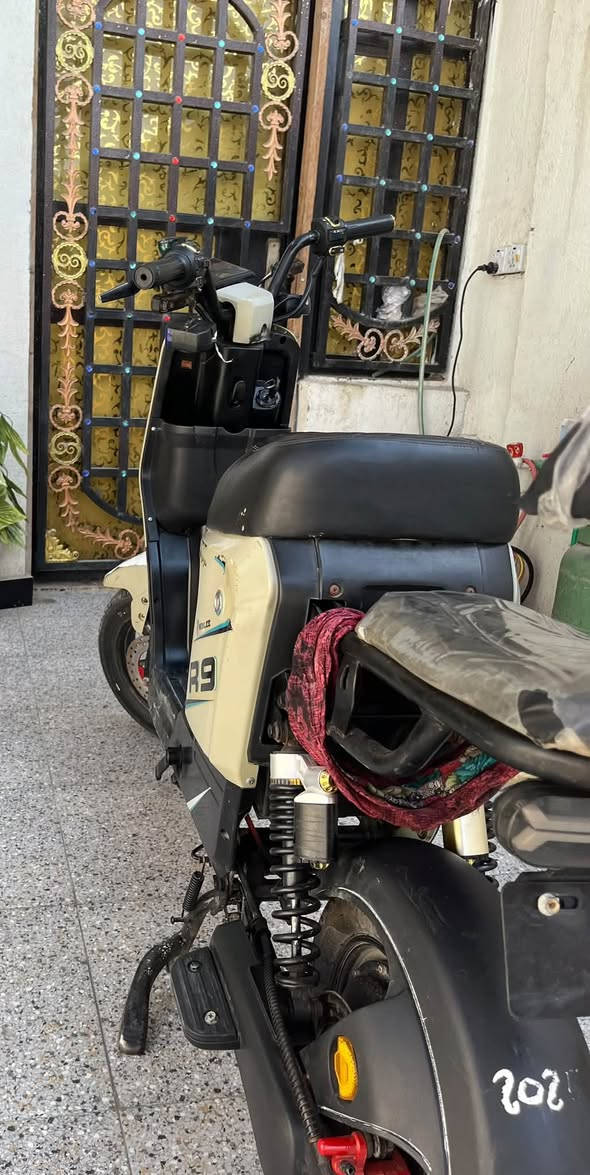 > *للبيع R9 كهربائية - WINLEE*
> اللون بيجي - نظيفة جداً
> بطاريات جديدة توها مبدلة
> شاشة ديجيتال كبيرة - شحن يطول
> اشارات LED - لايت زينون
> دراجة حلوة ونظيفة مال بيت
> مكانها: البصرة
> السعر: 400وبيها مجال
> للتواصل: ***********
