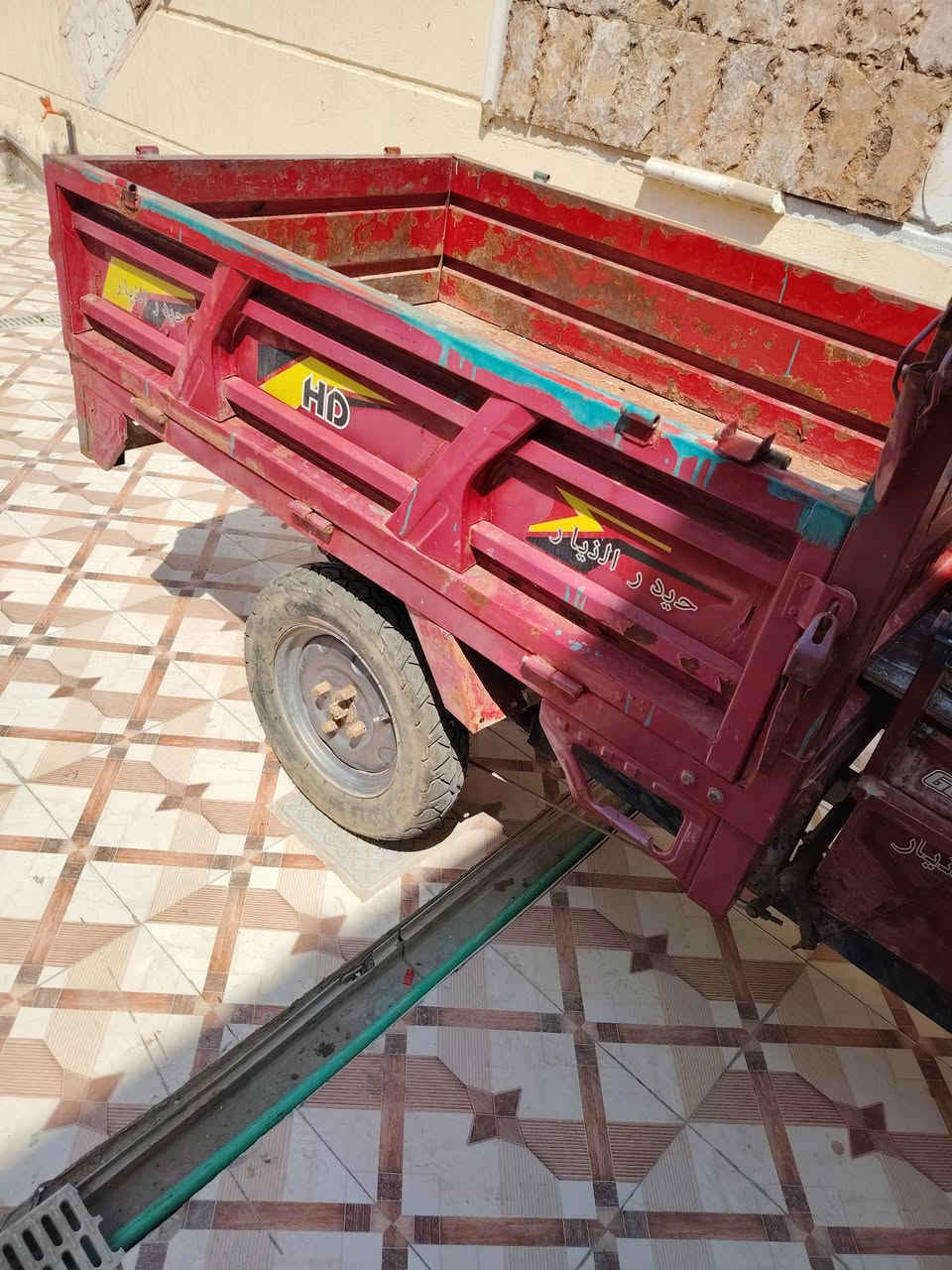 السلام عليكم ستوتة شحن شغالة مجموعتين باتريات يعني تخلص وحدة تحول علمجموعة الثانية شوفت عينك سعر ٥٠٠ مكاني حلة وردية خارج رقمي ***********
