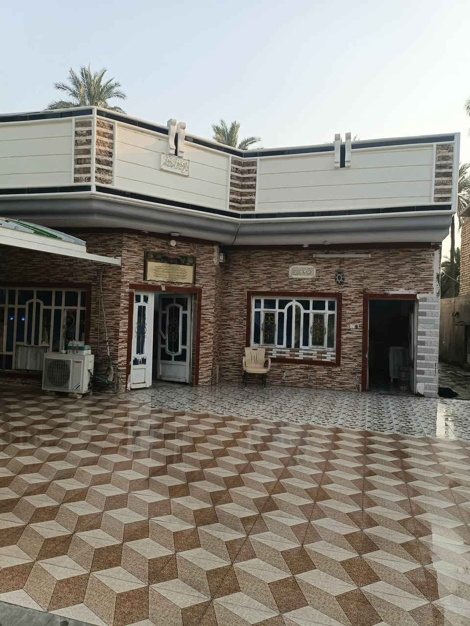 ياالله اللهم صل على محمد وال محمد
للبيع دار مع مساحة أرض طابو زراعي صرف سند 25 تحويل مباشر

المساحة الدار مع الأرض 1000متر 

تحتوي  الدار على ثلاثة غرف نوم استقبال صاله مطبخ صيحات 

تتوفر كافة الخدمات ماء وكهرباء وتبليط عشرة متر امام الدار مولدة شارع 

مدارس ابتدائيه متوسطة ثانوية اسوق 

العنوان: حله الشارع الرابط بين شارع 100 وبزل حجي علي تنزل 

على الفرعي مسافة 350 متر

السعر اتصل وبيك خير وتدالل مايعجبك اعبر المنشور 

ودعيلنه بالرزق ربي يرزقك ويرزقنا للااستفسار اتصل على الرقم 

الموجود بيه واتساب 

***********
