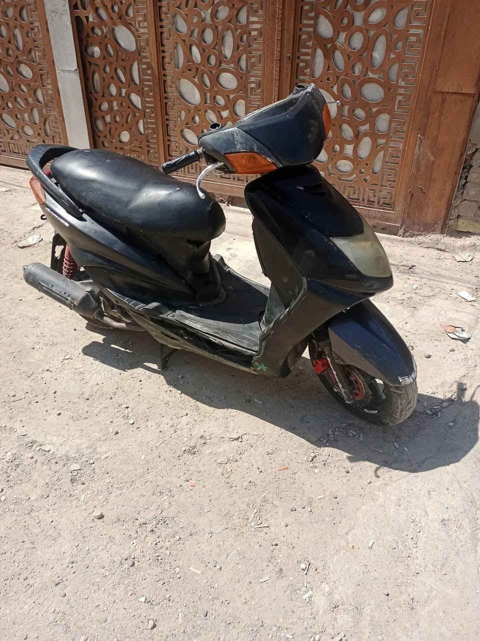 السلام عليكم سكنس نثيه للبيع مجفته جديد كفرات اصليه كابريتر اصلي تايرات جديد كلجات رياضي ابيع كوم حديد 250الف مكان الدراجه حي الجهاد ***********موجود وات ساب
