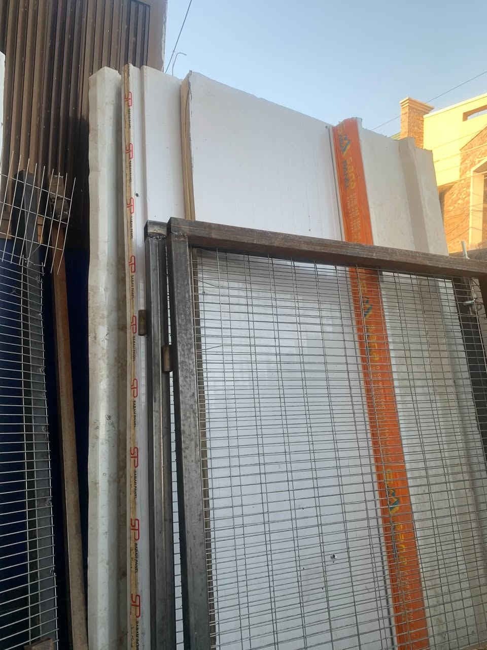 مكلف بنشر
باب حديد مشبك ارتفاع مترين وعرض متره
وساندويجً 5 قطع
