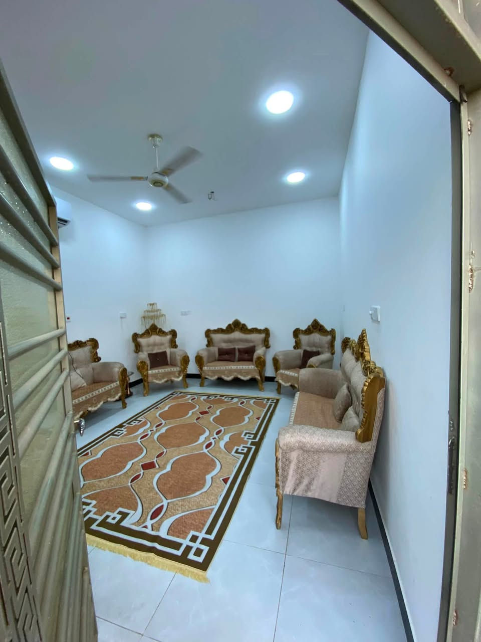 سلام عليكم بيت 🏠 للبيع طابو زراعي بسم عراقي طابقين/مساحه 200م/6غرف/طابق لاول غرفتين وصاله دوانيه مطبخ حار وبارد مشتملات داخليه وخارجيه  وكراج سياره طابق اثاني 4غرف ومشتملات البيت بي نقوصات الموقع شط العرب التنومه نهر حسن سعر170/رقم الهاتف ***********

