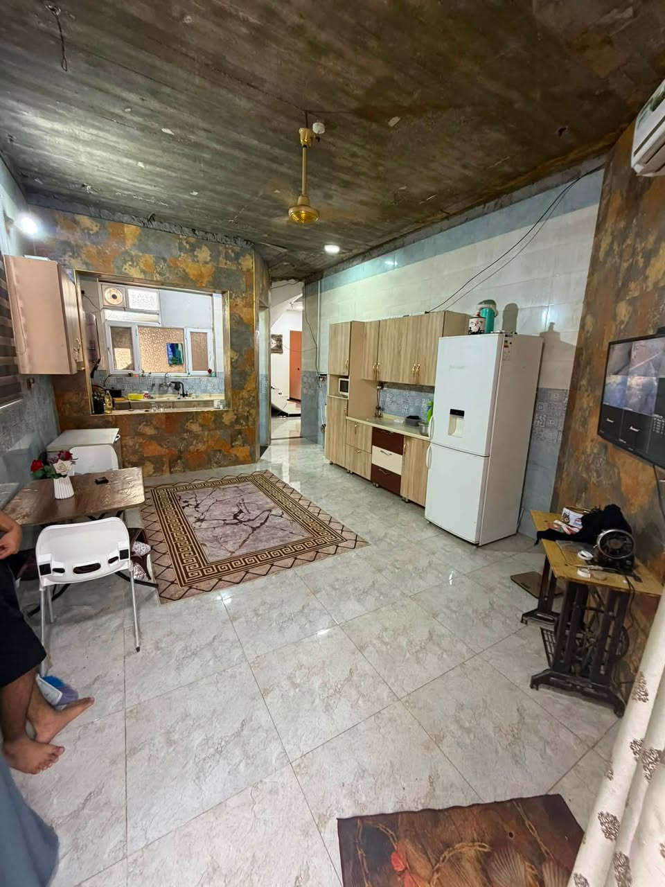 �🔥 بيت للبيع – فرصة مميزة جداً

للبيع بيت بمساحة 700 م²، موقع مميز في طريق السنية السياحي، بعد سكة القطار، قرب مكتب عصام الصالحي.

✨ تفاصيل ومواصفات البيت:

🛏️ 3 غرف نوم
🛋️ صالتين:
• صالة صغيرة قياس 8 × 3 م
• صالة كبيرة قياس 9 × 4 م

🏛️ استقبال قياس 7.5 × 4 م، بتصميم وديكور مغربي مميز مع إنارة حديثة LED.

🍽️ مطبخ قياس 9 × 4 م بنظام حار وبارد.

🚿 مجموعتين صحيات عدد 2 بتصميم عصري، شرقي وغربي.

🚪 4 مداخل للبيت لسهولة الدخول والخروج.

🌳 حديقة بمساحة تقريباً 130 م² مع ممرات تحيط بالمنزل من جميع الجهات.

🏡 ساحة خلفية واسعة تصلح كحديقة أو لبناء مشتمل حسب رغبة المشتري.

🚗 طارمة قياس 16 × 4.5 م.

📏 ارتفاع السقف 3.40 م.

📐 واجهة البيت 15.5 م
📐 نزال البيت 42 م

✨ البيت منفذ بساقط على كل تفصيلة من تفاصيل البناء، ومساحاته واسعة ومناسبة للسكن العائلي.

💰 السعر: للاستفسار

📞 للاستفسار والتواصل:
***********
***********
عصام الصالحي لتجارة الاراضي والعقارات  🏢
