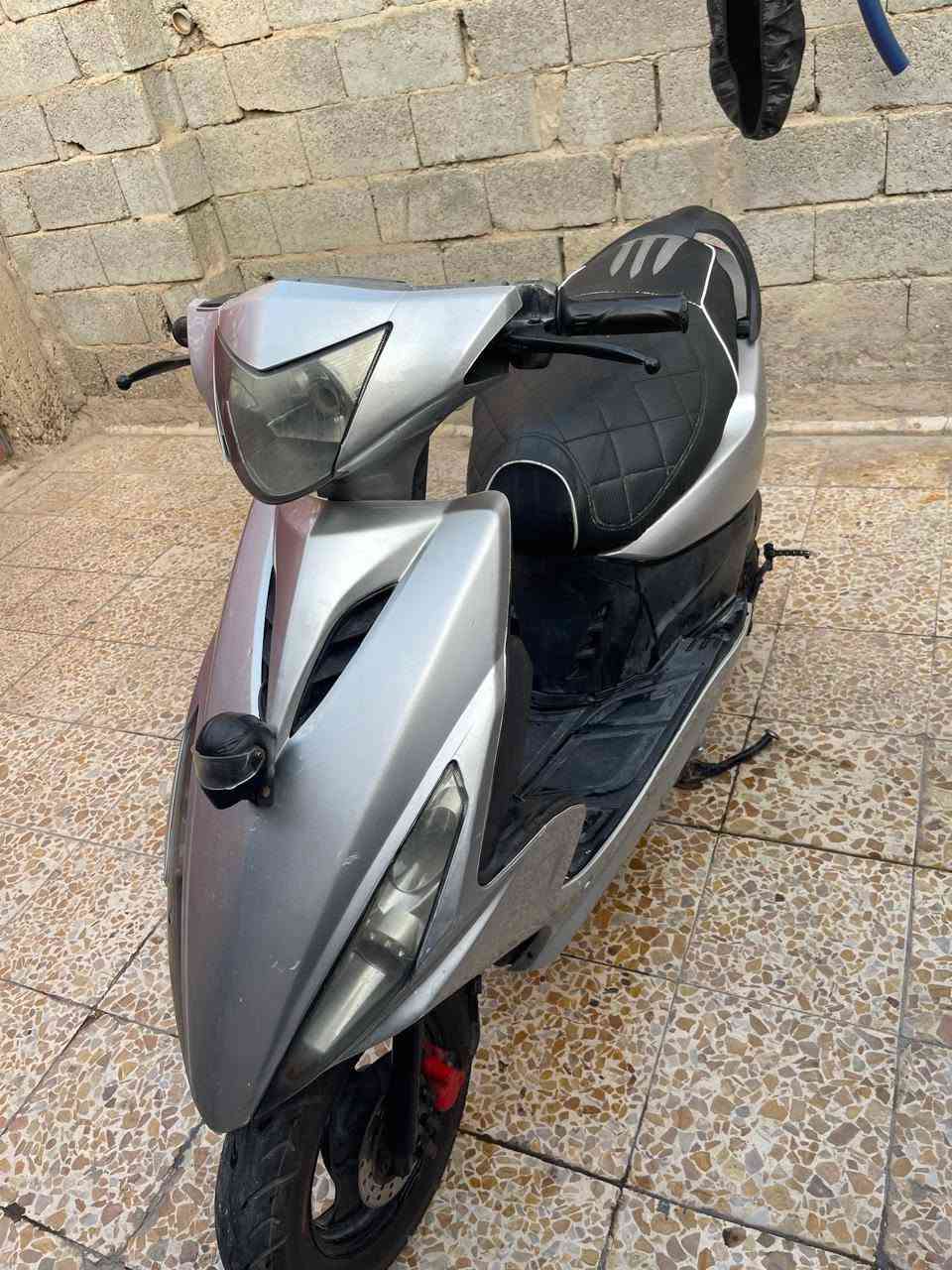 سلام عليكم ماكس مضلع حلوه وجديده مكينه مامفتوحه نضيفه بلاديه مكينه  حلوه نعومه دراجه شغاله كهربائيات كلها شغاله  سعر 600 وبيه مجال ***********
